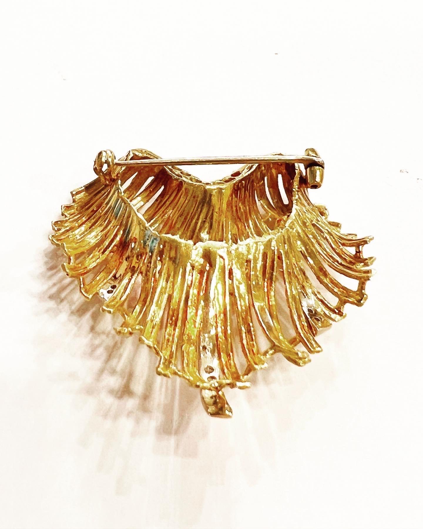 Women's or Men's 1950s Diamonds Rubys Nuanced 18K Yellow Gold Stylized Shell Brooch For Sale