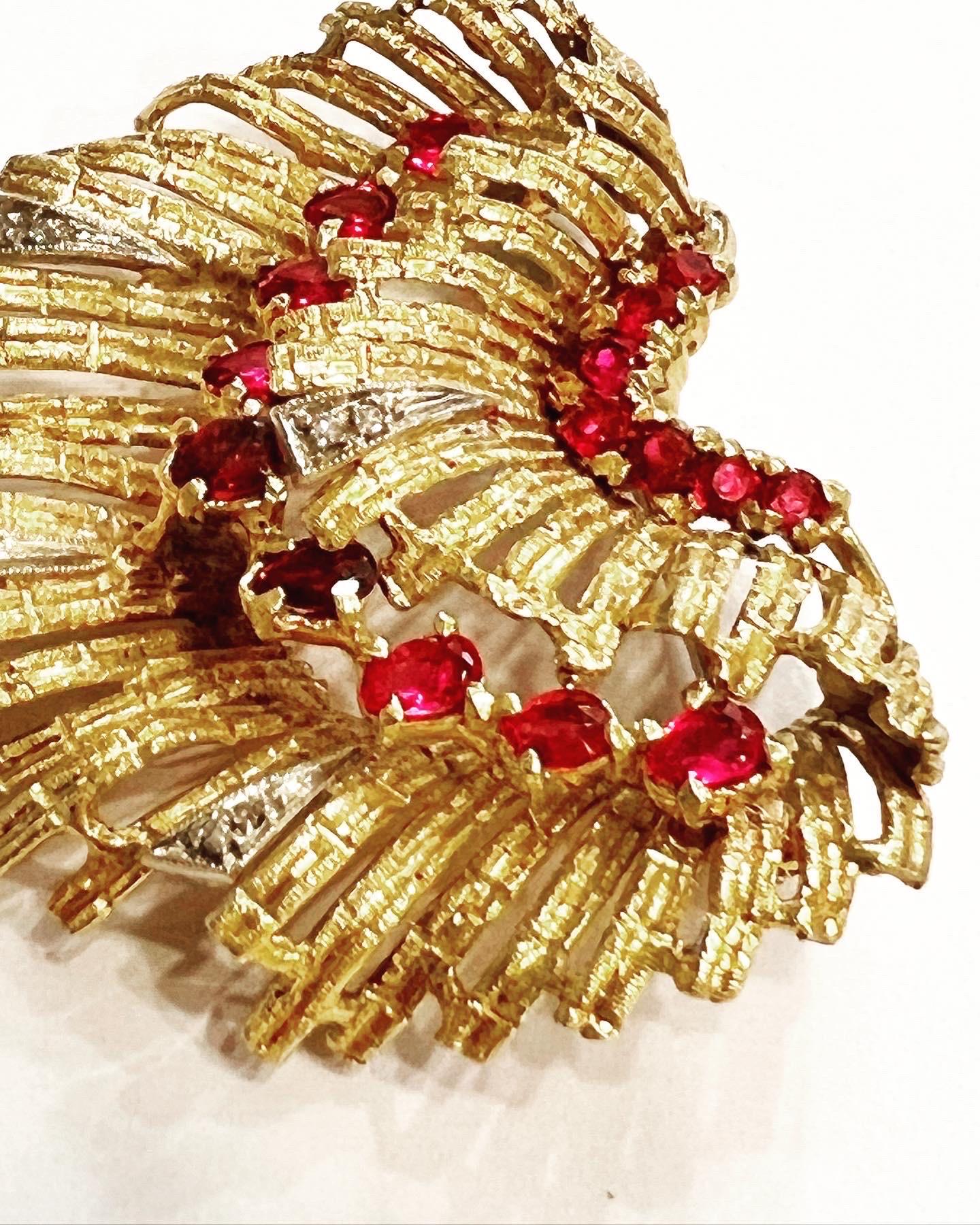 Spilla a conchiglia stilizzata in oro giallo 18 carati con diamanti e rubini del 1950 in vendita 1