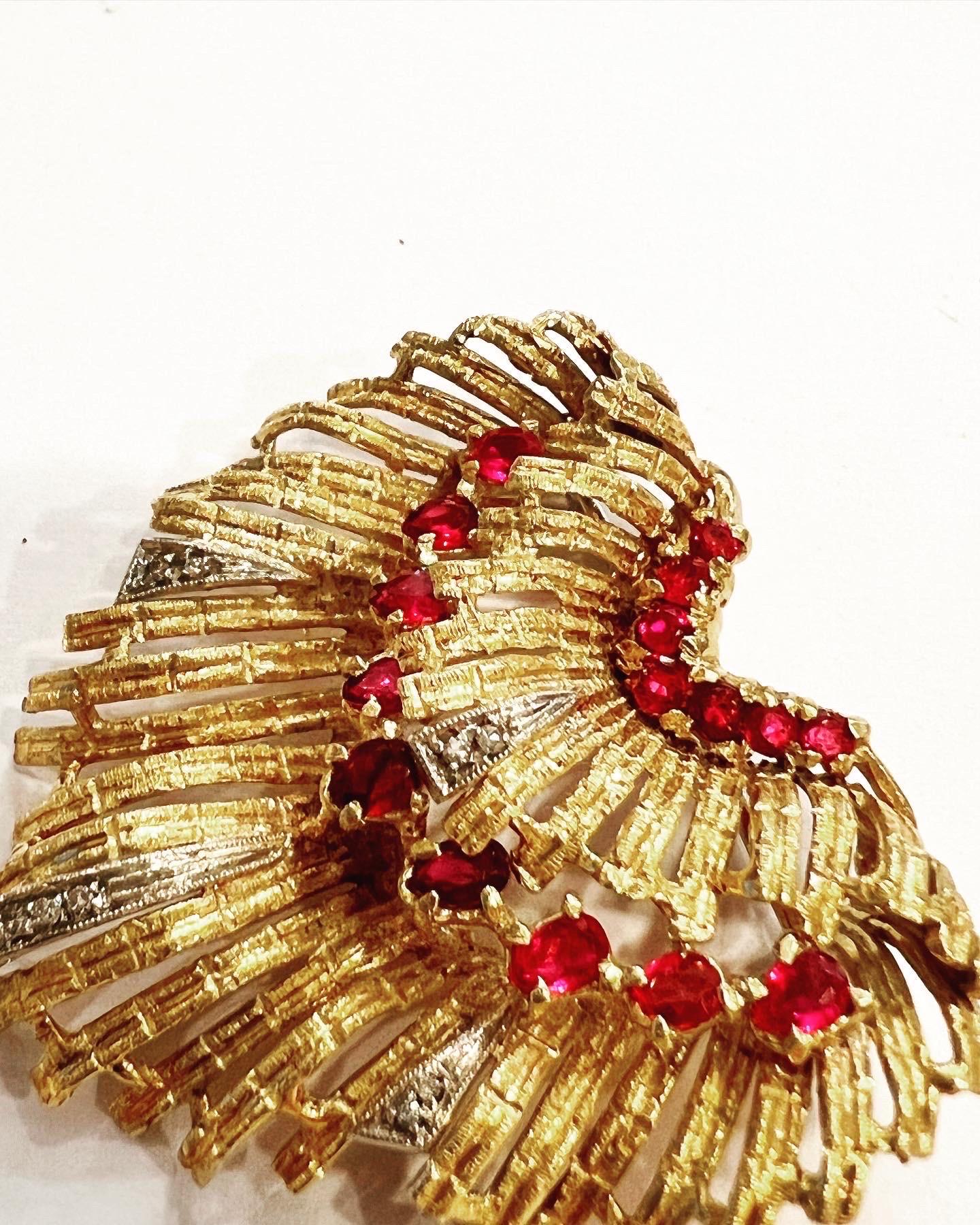 Spilla a conchiglia stilizzata in oro giallo 18 carati con diamanti e rubini del 1950 in vendita 2