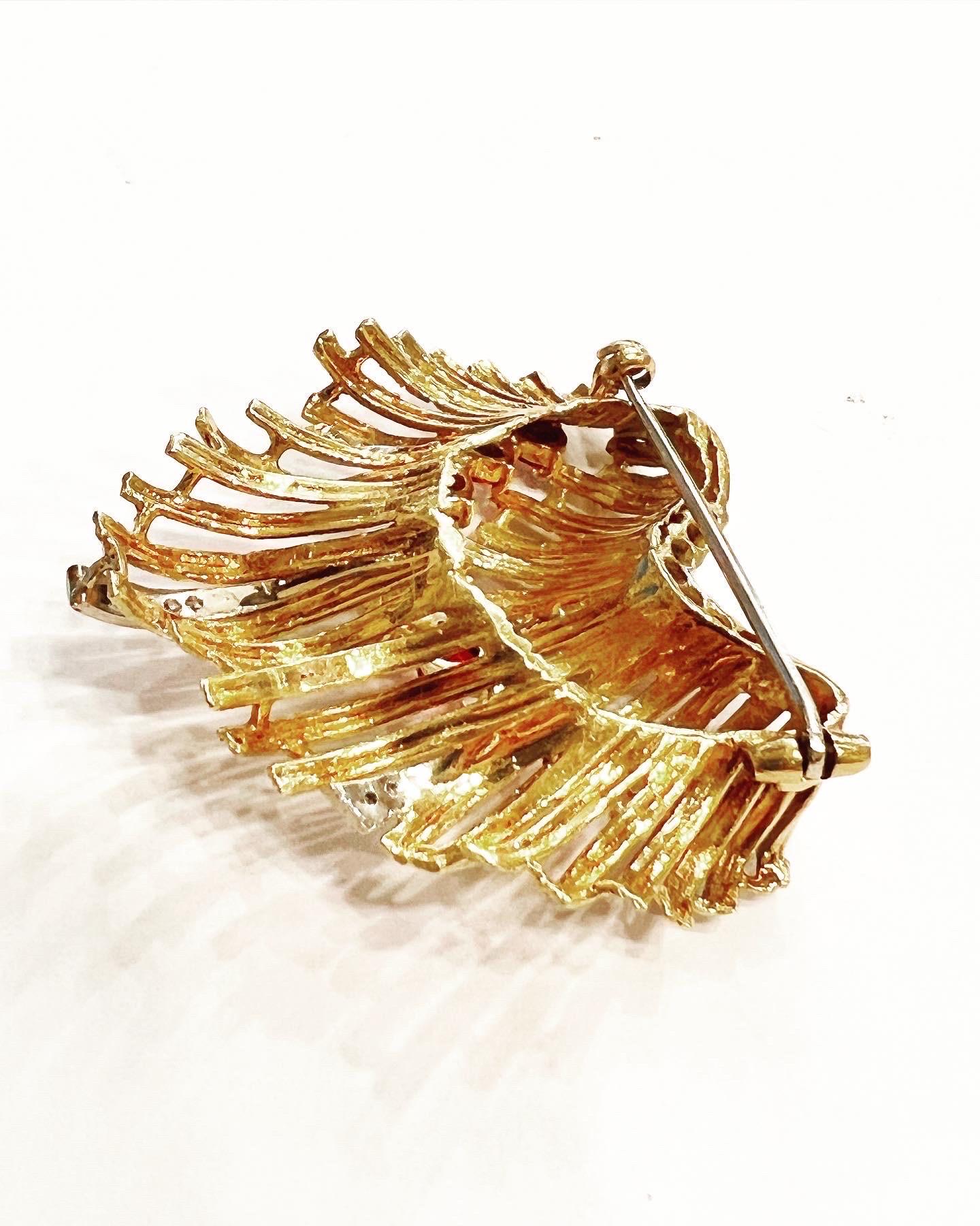 1950s Diamonds Rubys Nuanced 18K Yellow Gold Stylized Shell Brooch For Sale 3