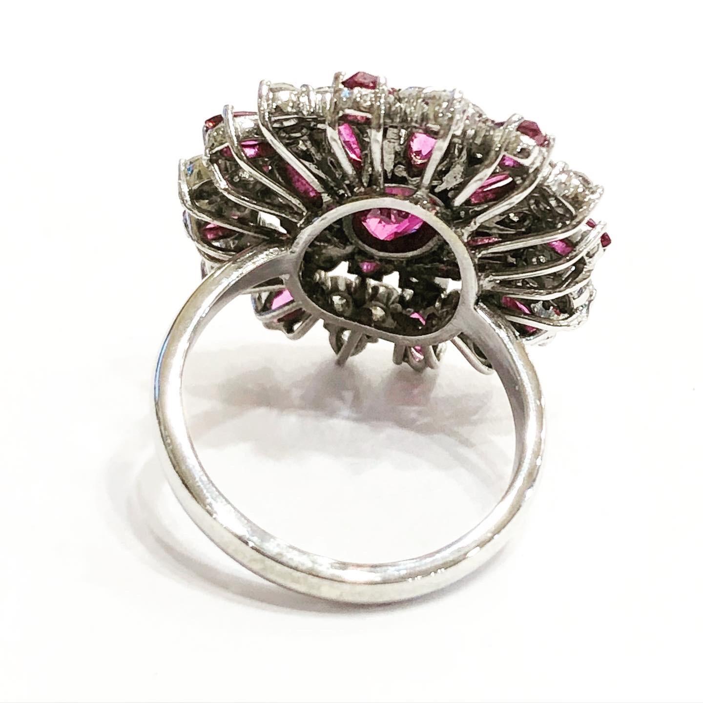 1950er Jahre 0,9 Karat Diamanten, Rubine 18k Weißgold Cocktail-Ring (Retro)