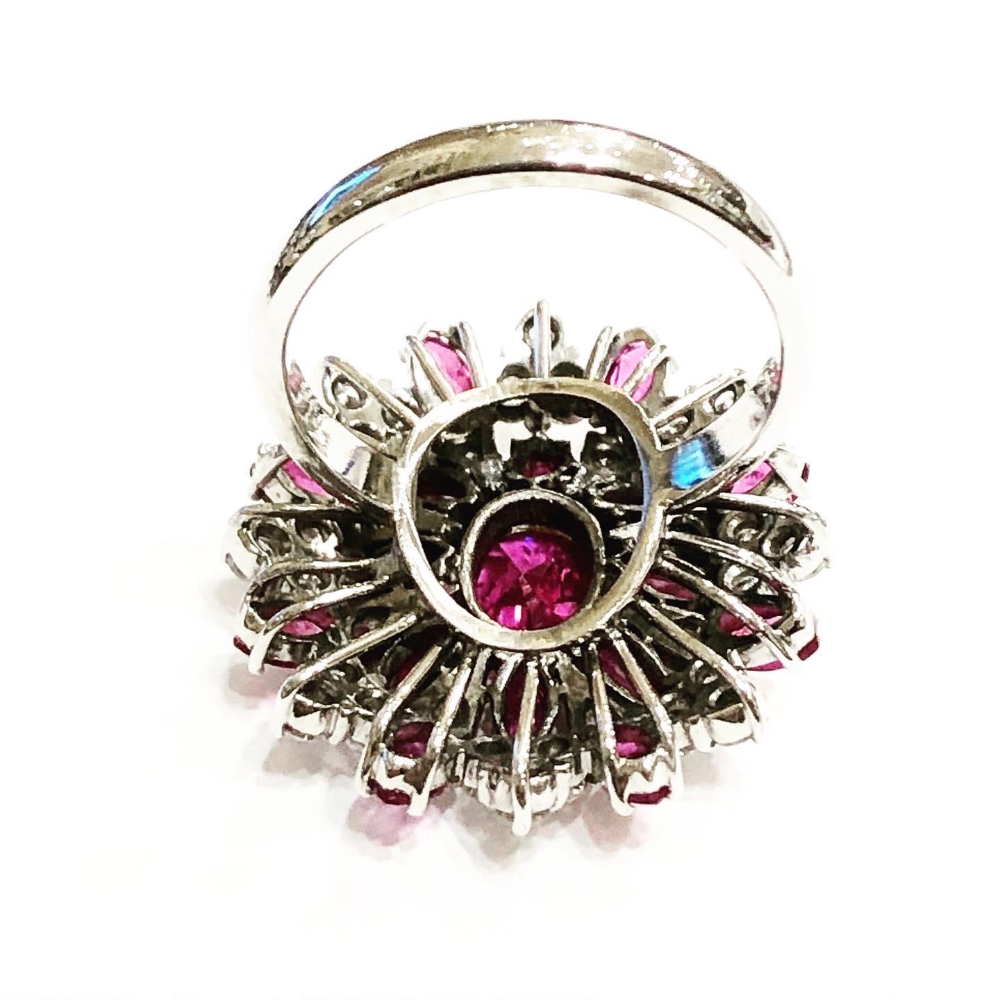 1950er Jahre 0,9 Karat Diamanten, Rubine 18k Weißgold Cocktail-Ring im Zustand „Gut“ in Pamplona, Navarra