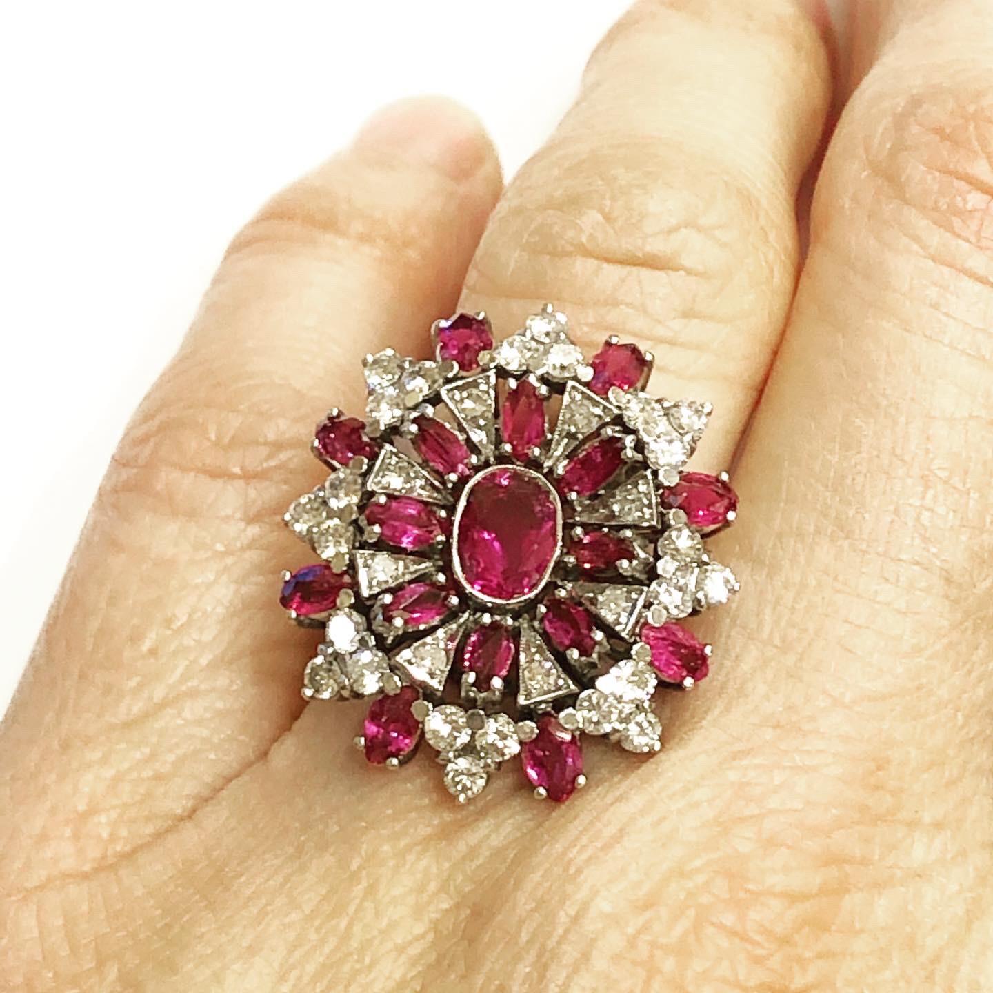 1950er Jahre 0,9 Karat Diamanten, Rubine 18k Weißgold Cocktail-Ring 1