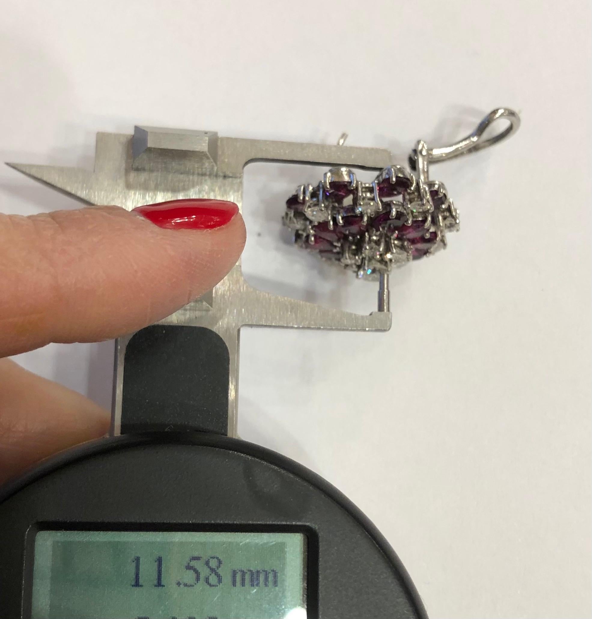 Años 50 Diamantes de 2,4 quilates, rubíes Pendientes de clip Omega de oro blanco de 18 quilates en venta 4