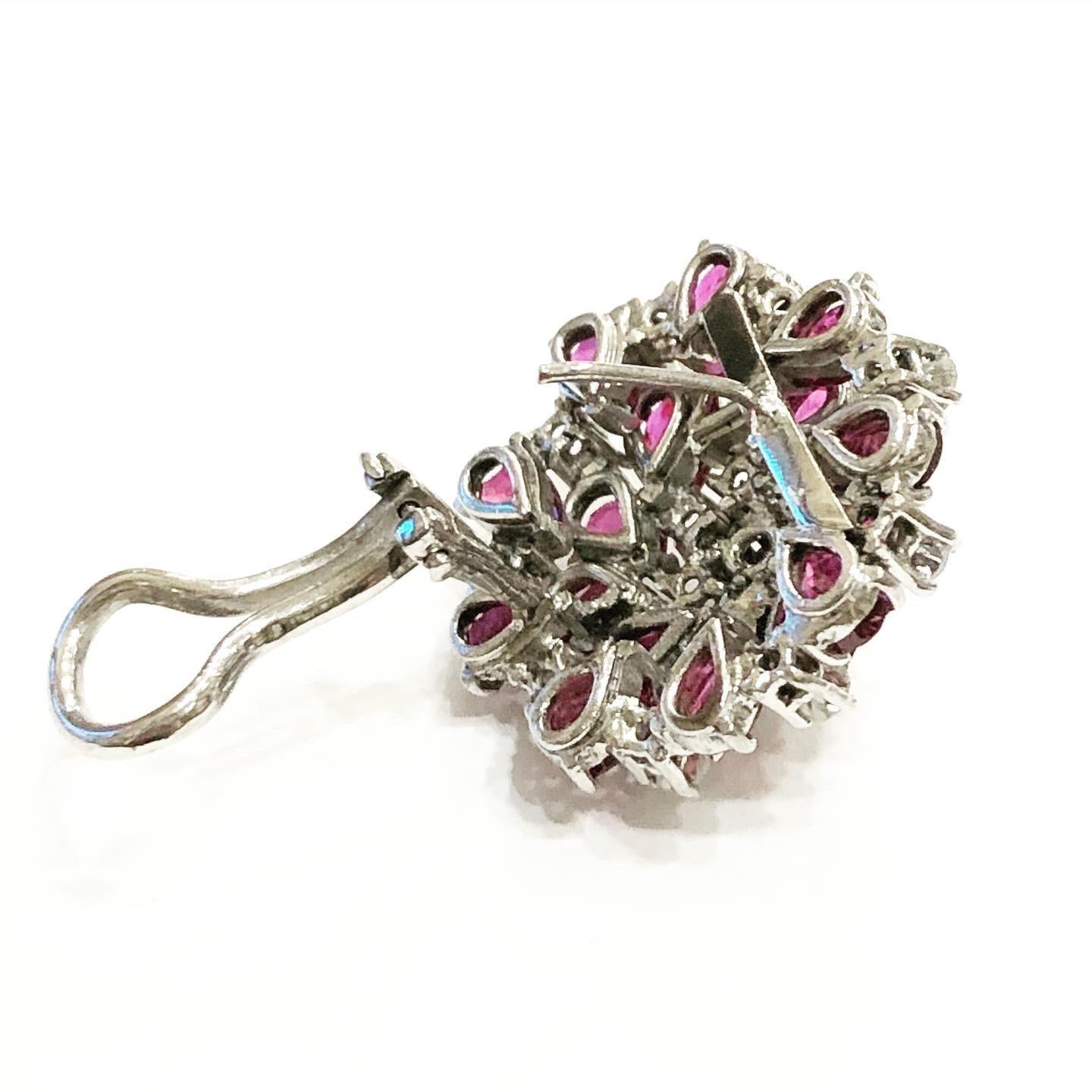 Femenino o masculino Años 50 Diamantes de 2,4 quilates, rubíes Pendientes de clip Omega de oro blanco de 18 quilates en venta