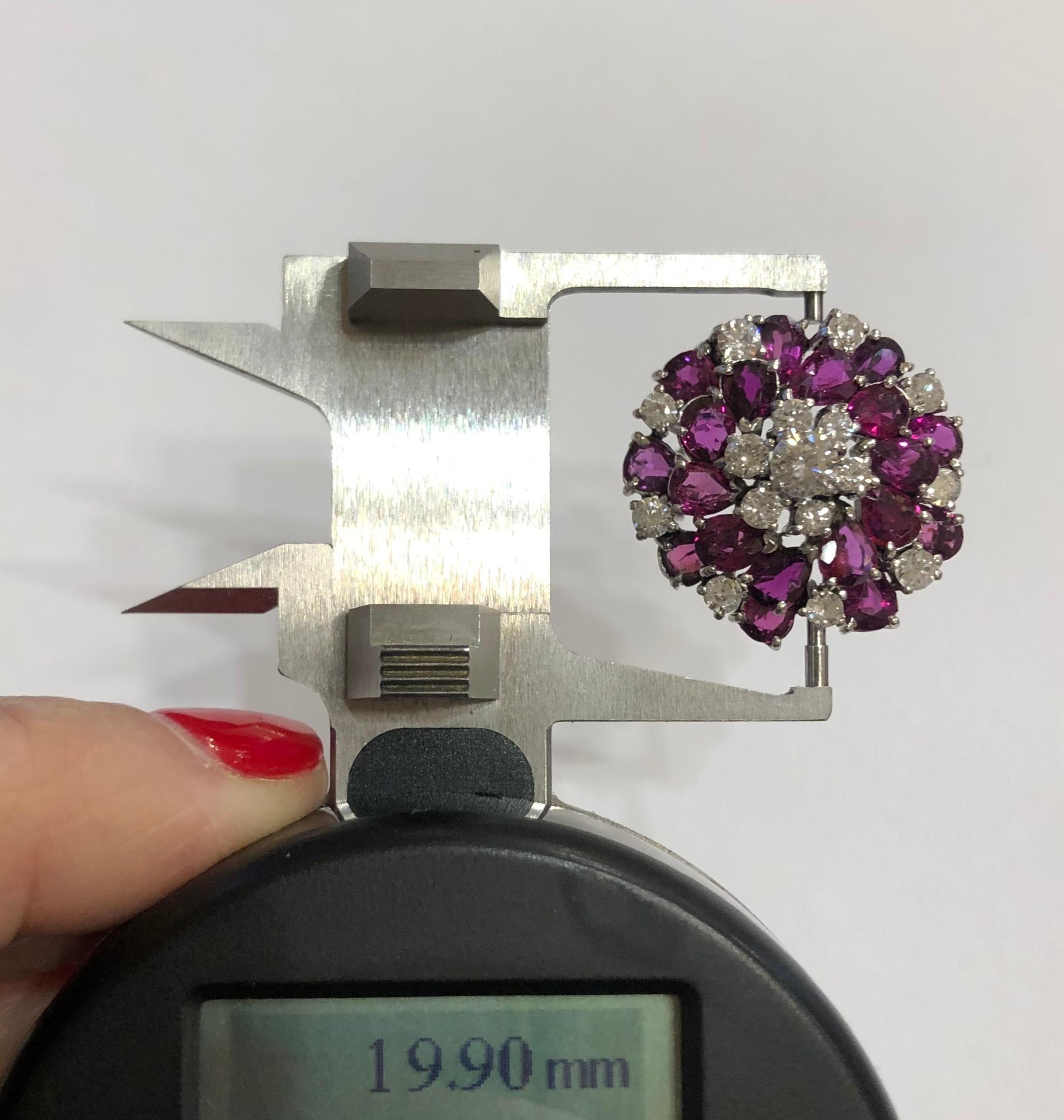 Años 50 Diamantes de 2,4 quilates, rubíes Pendientes de clip Omega de oro blanco de 18 quilates en venta 3