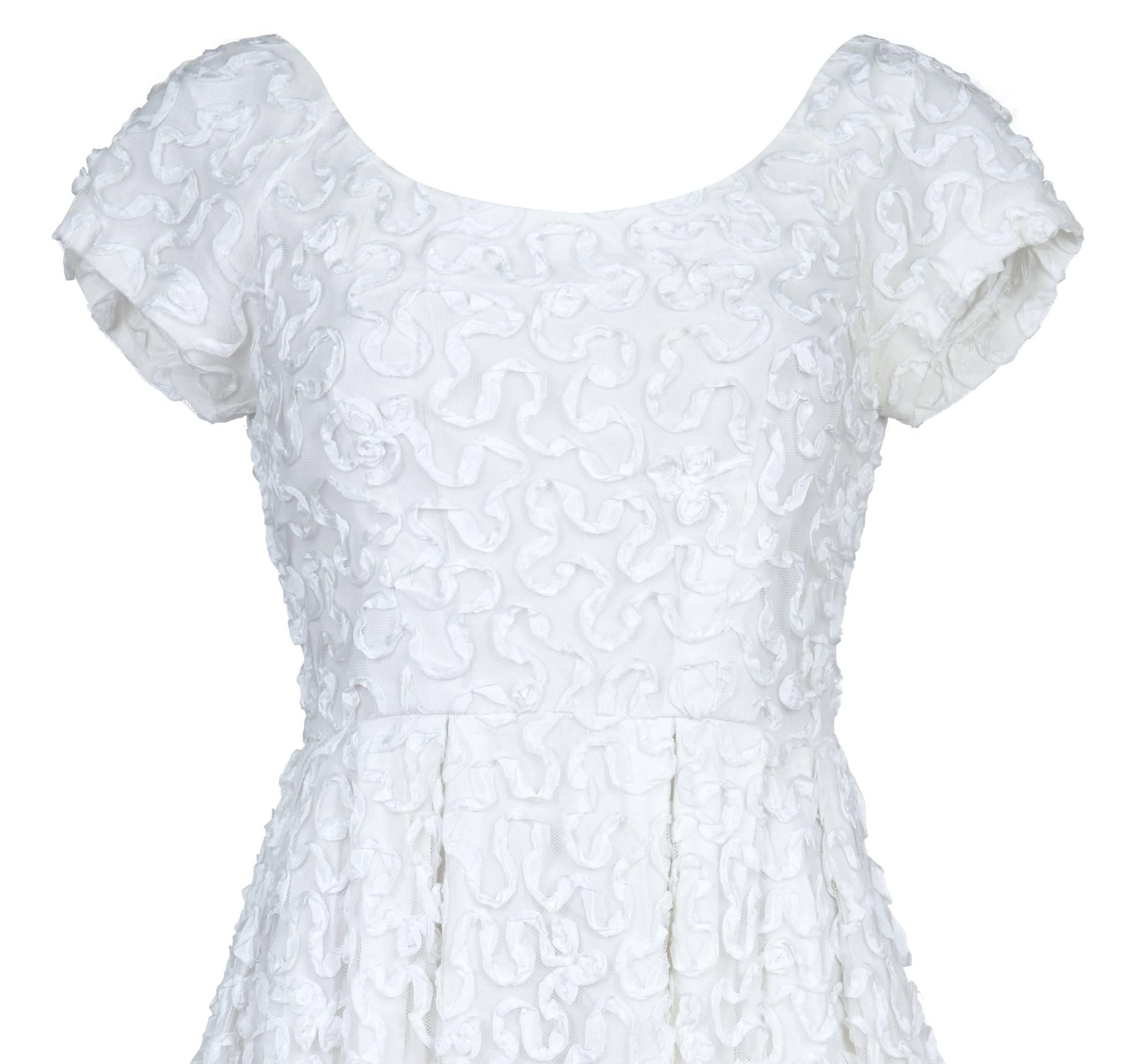 Gris Diana Warren robe en tulle blanc avec appliqué ruban, années 1950 en vente