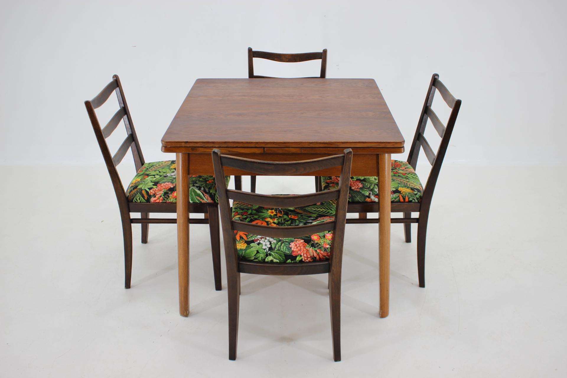 - guter Originalzustand mit geringen Gebrauchsspuren
- Die Stühle wurden neu gepolstert
- Tisch in Eiche-Dekor 
- Stühle aus gebeiztem Buchenholz
- Abmessungen der Stühle: Höhe 86 cm, Sitzhöhe 47 cm, Breite 44 cm, 
                                  