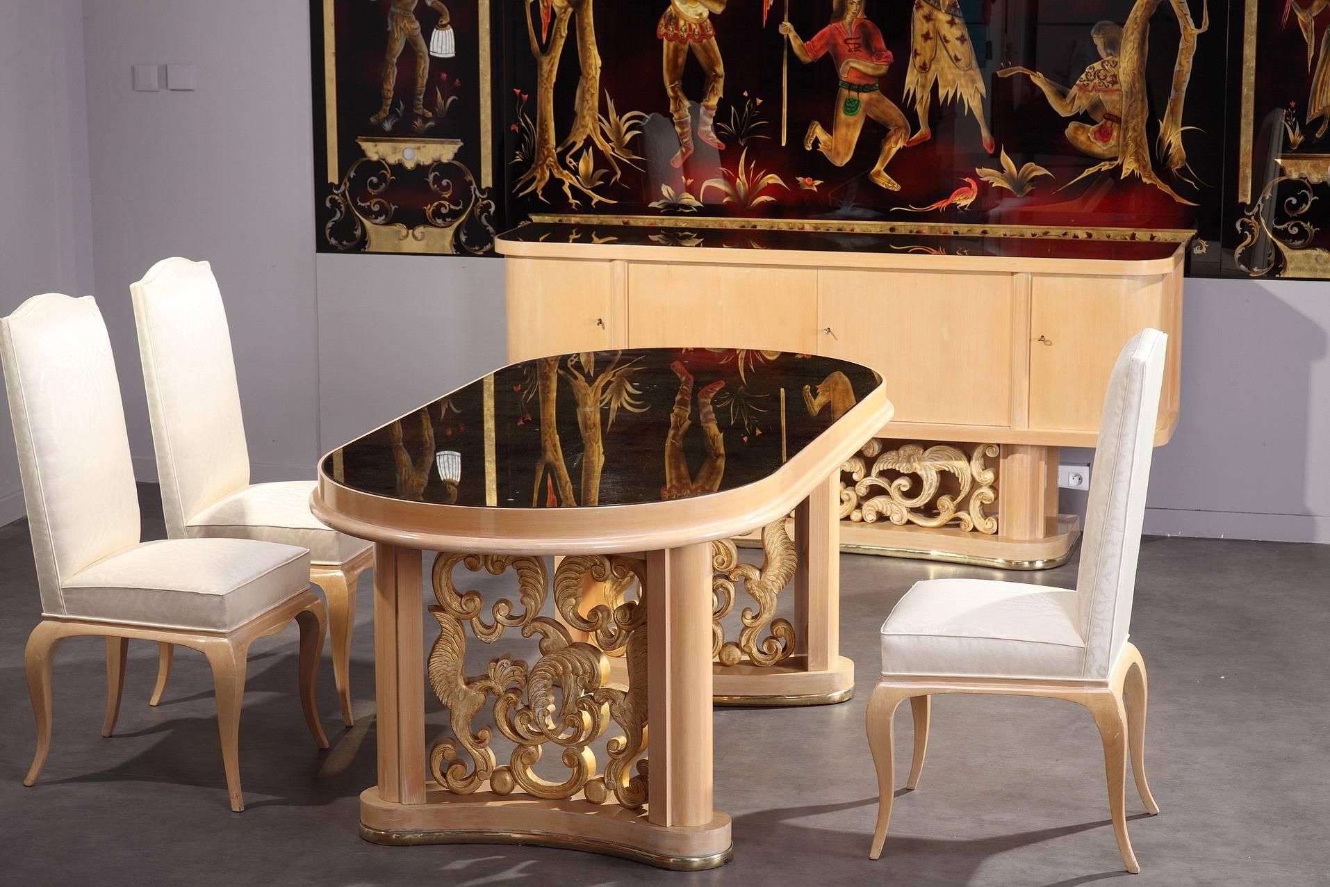 Dining room set in sycamore and sycamore veneer composed of a table, four chairs, two armchairs and a sideboard.

The table with oval tray is set on two curved gilded legs, decorated with birds and foliated scrolls. The chairs and armchairs are