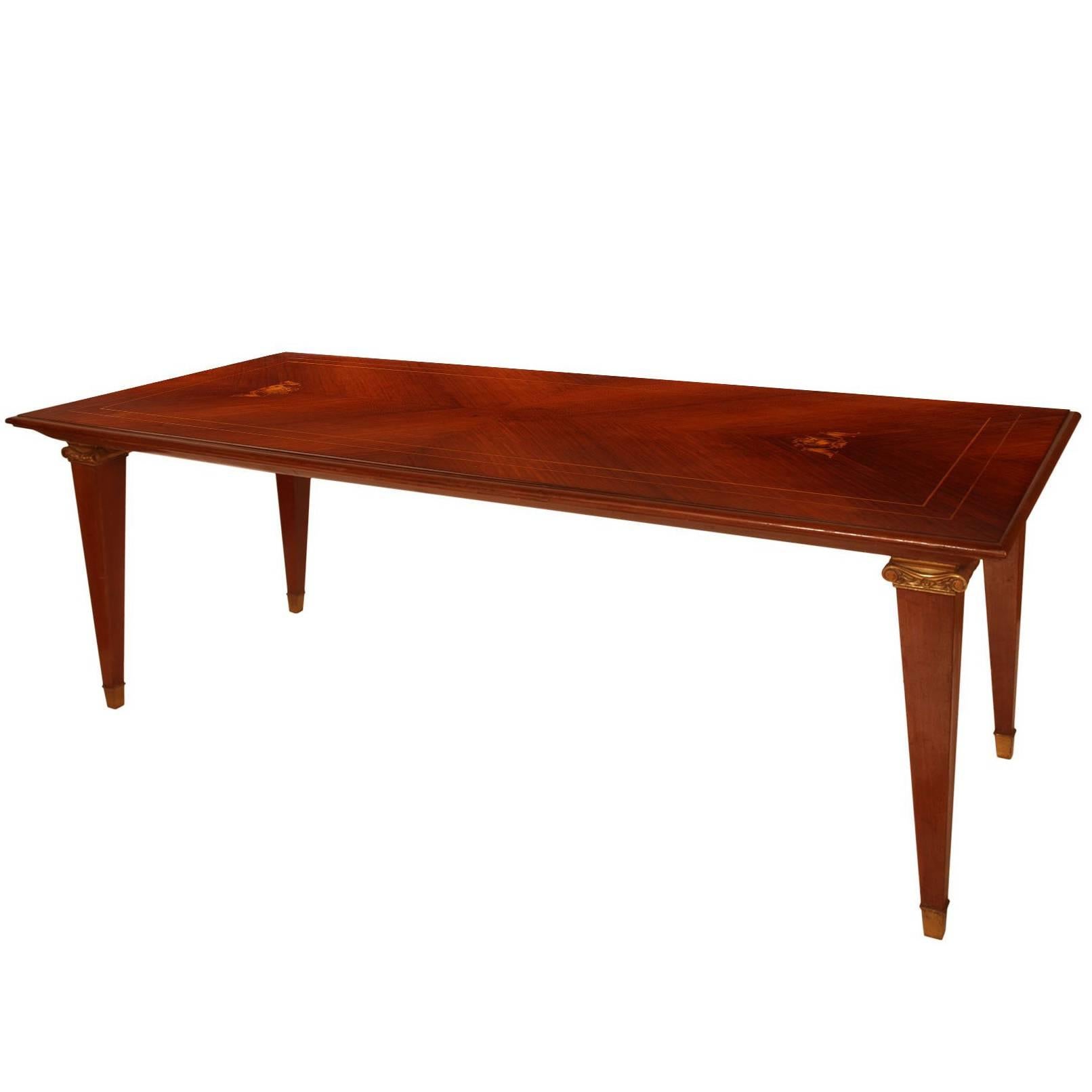 A Cantù production,
important beautiful Italian walnut dinner table strongly attributed to Paolo Buffa in the Empire style of the mid twentieth century ; in walnut and walnut folder with maple wood inlay. Top with walnut folder applied fishbone and