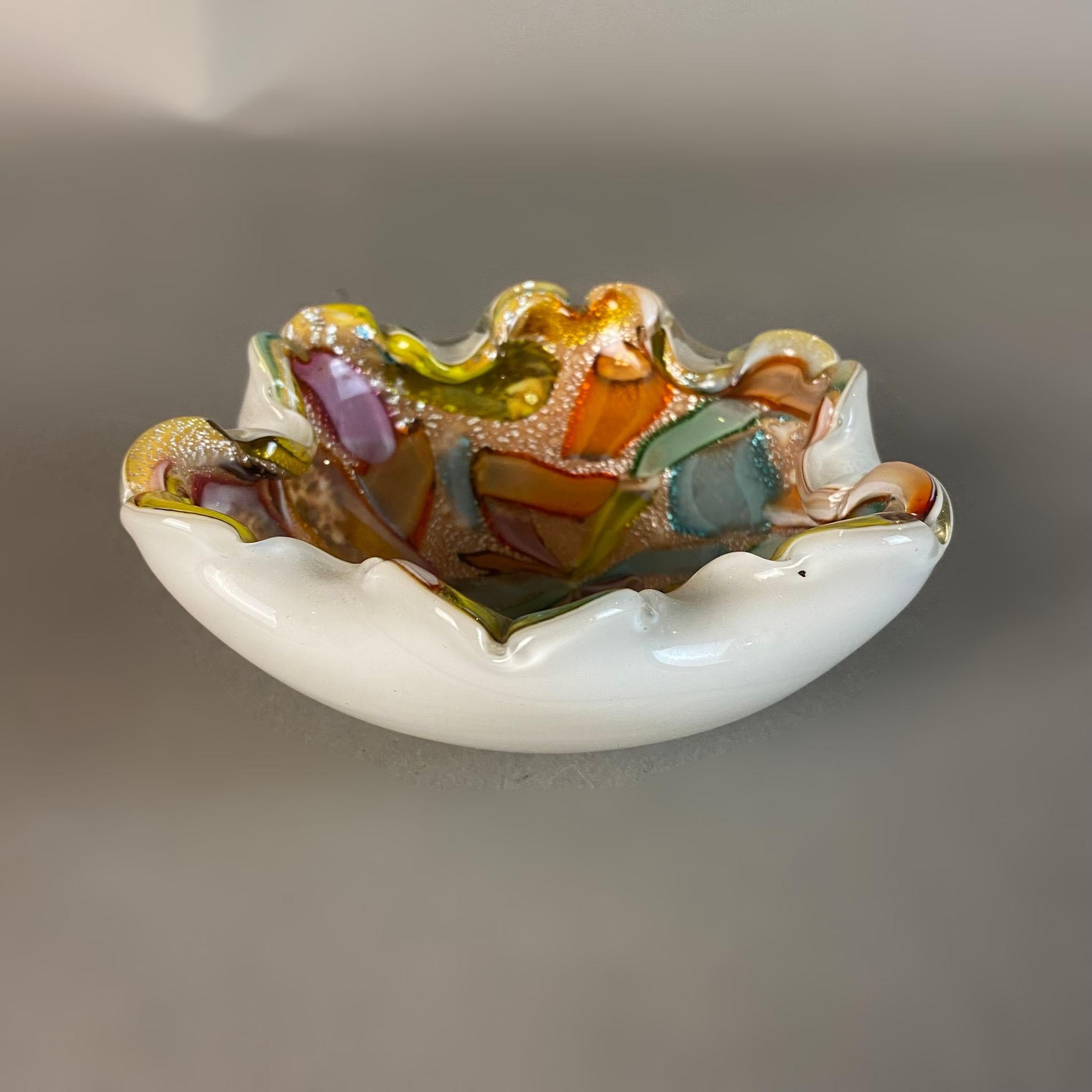 1950er Dino Martens Runder Aschenbecher aus mehrfarbigem Muranoglas Tutti Frutti (Mitte des 20. Jahrhunderts) im Angebot