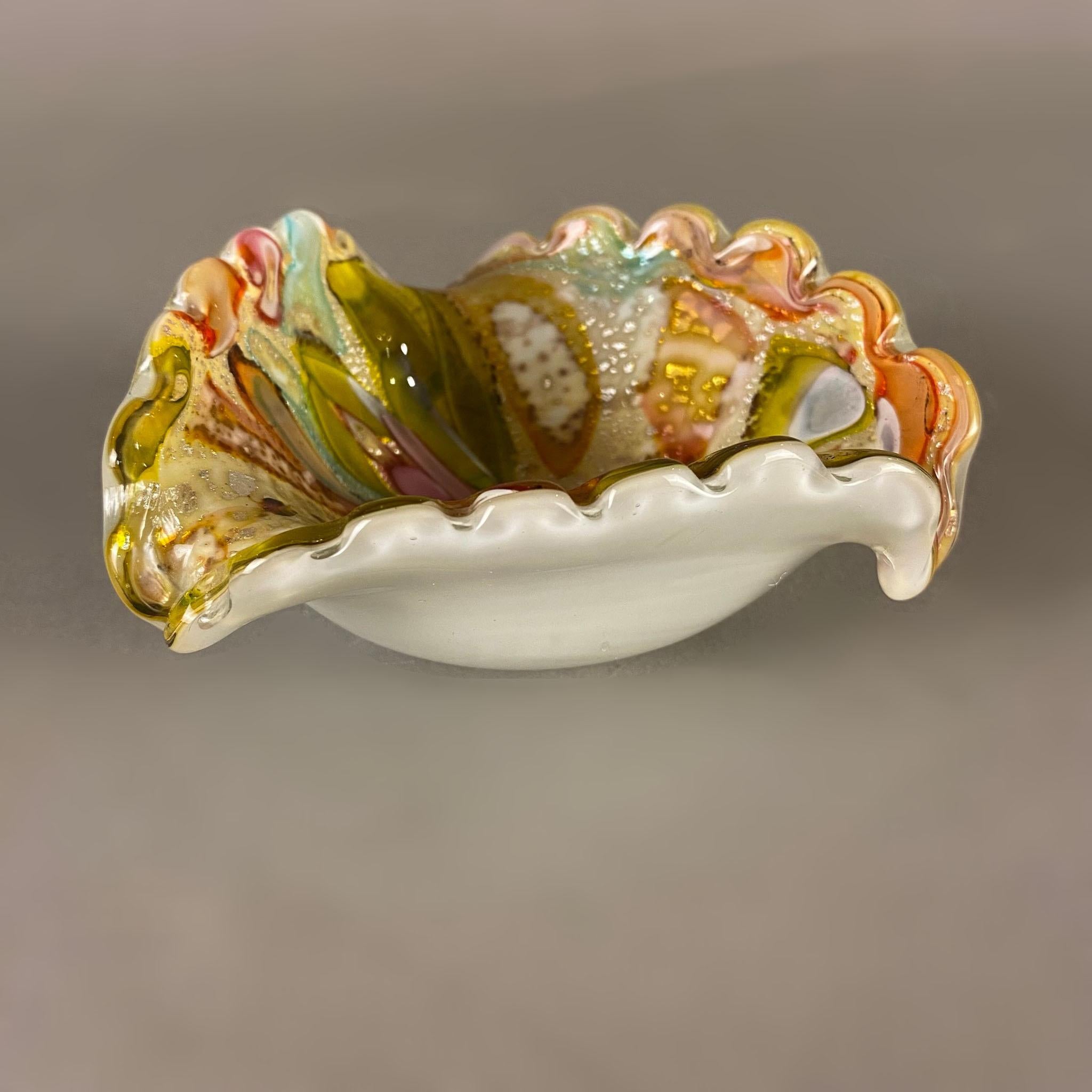 1950's Dino Martens Dreieckiger Aschenbecher Tutti Frutti Mehrfarbiges Murano Glas (Italienisch) im Angebot