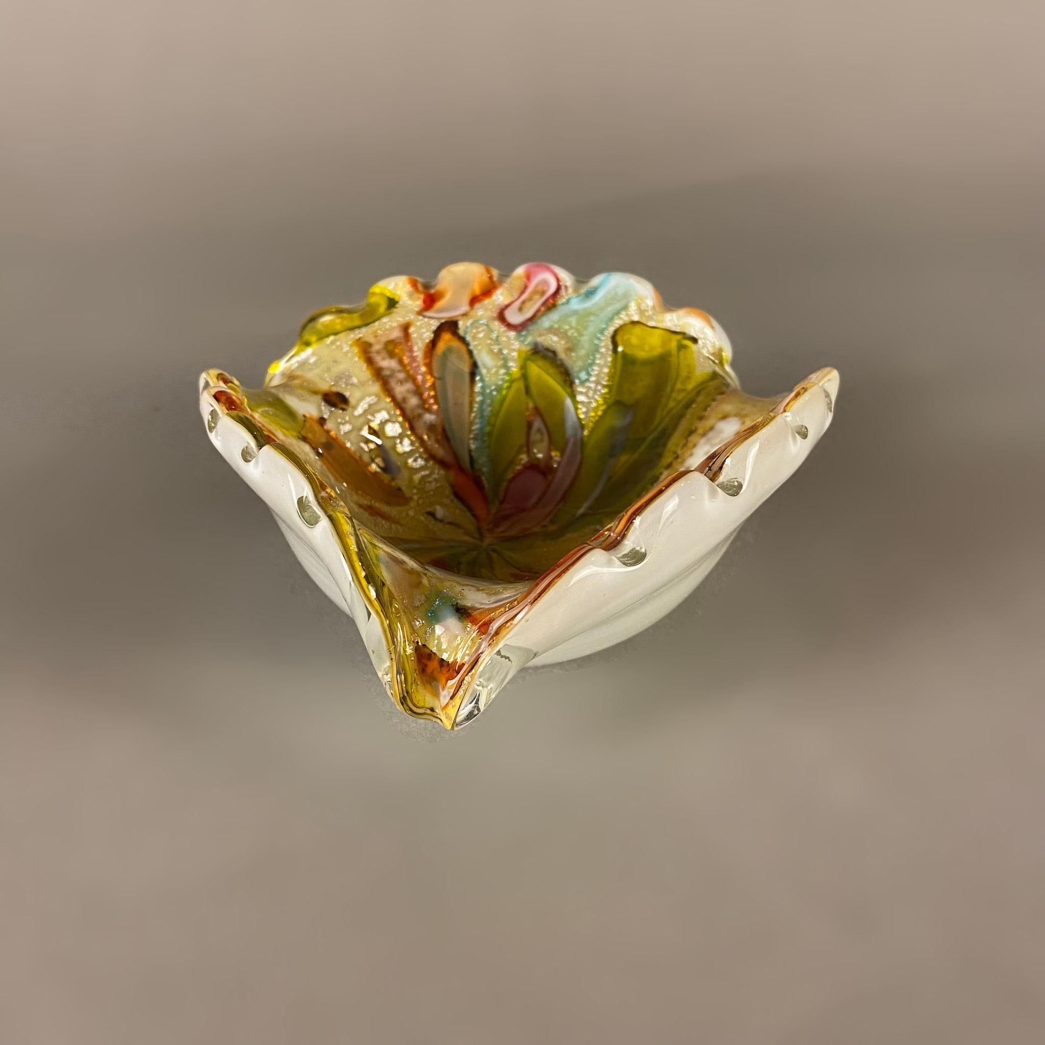 1950's Dino Martens Dreieckiger Aschenbecher Tutti Frutti Mehrfarbiges Murano Glas (Mitte des 20. Jahrhunderts) im Angebot