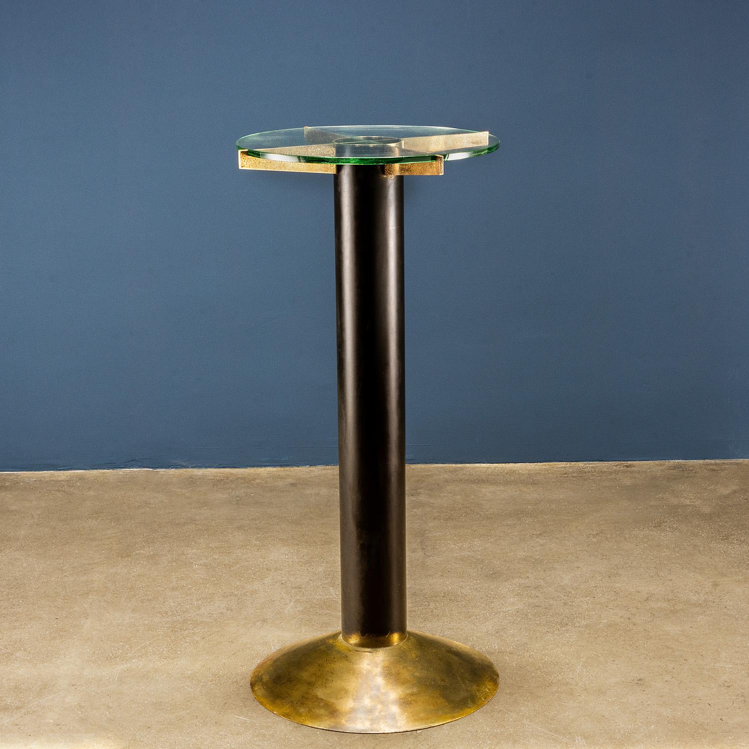 Élégante colonne de présentation des années 1950 de fabrication italienne. Base en laiton, pied en laiton bruni, plateau en verre.