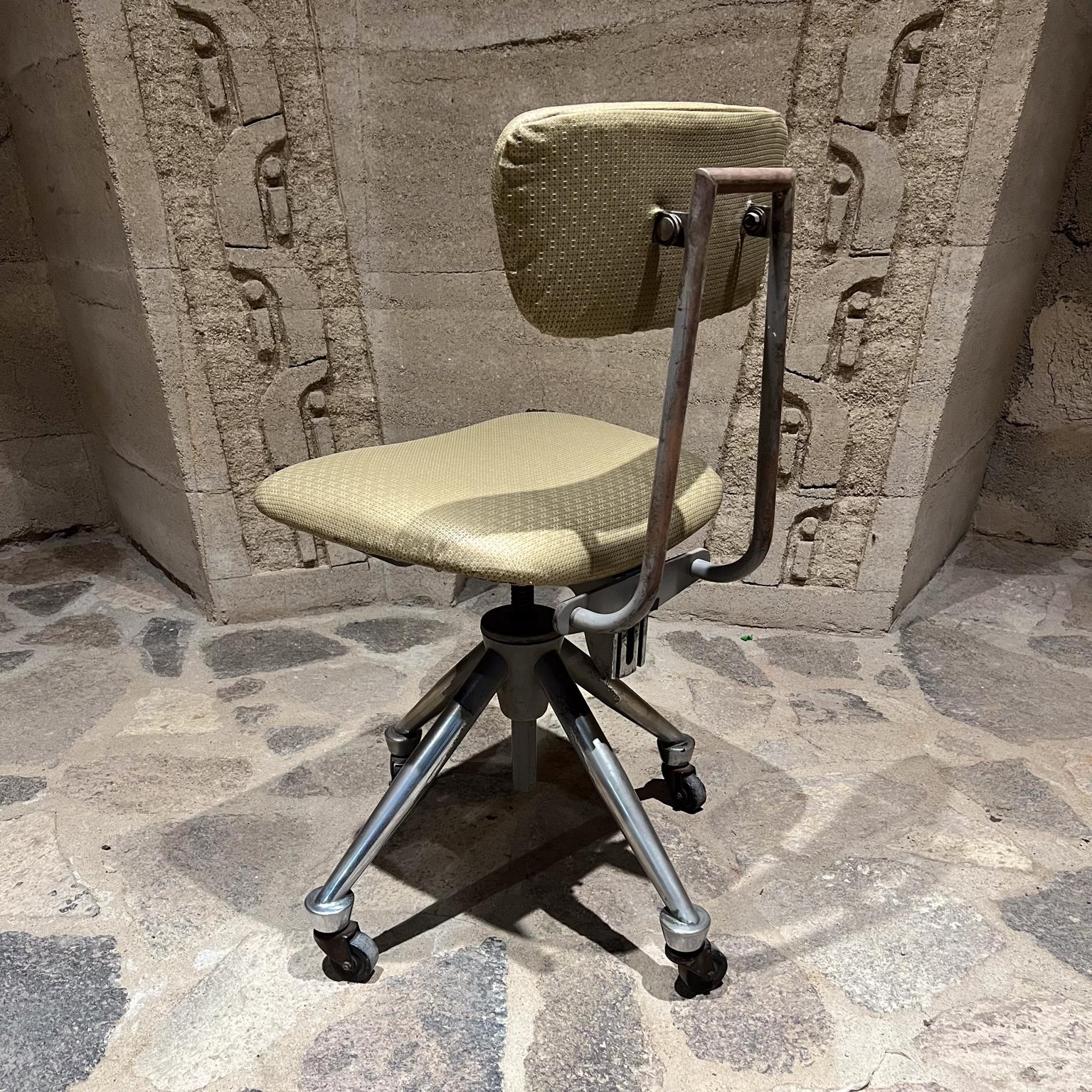 1950s Do More Swivel Office Chair Gio Ponti Industrial USA In Fair Condition For Sale In Chula Vista, CA