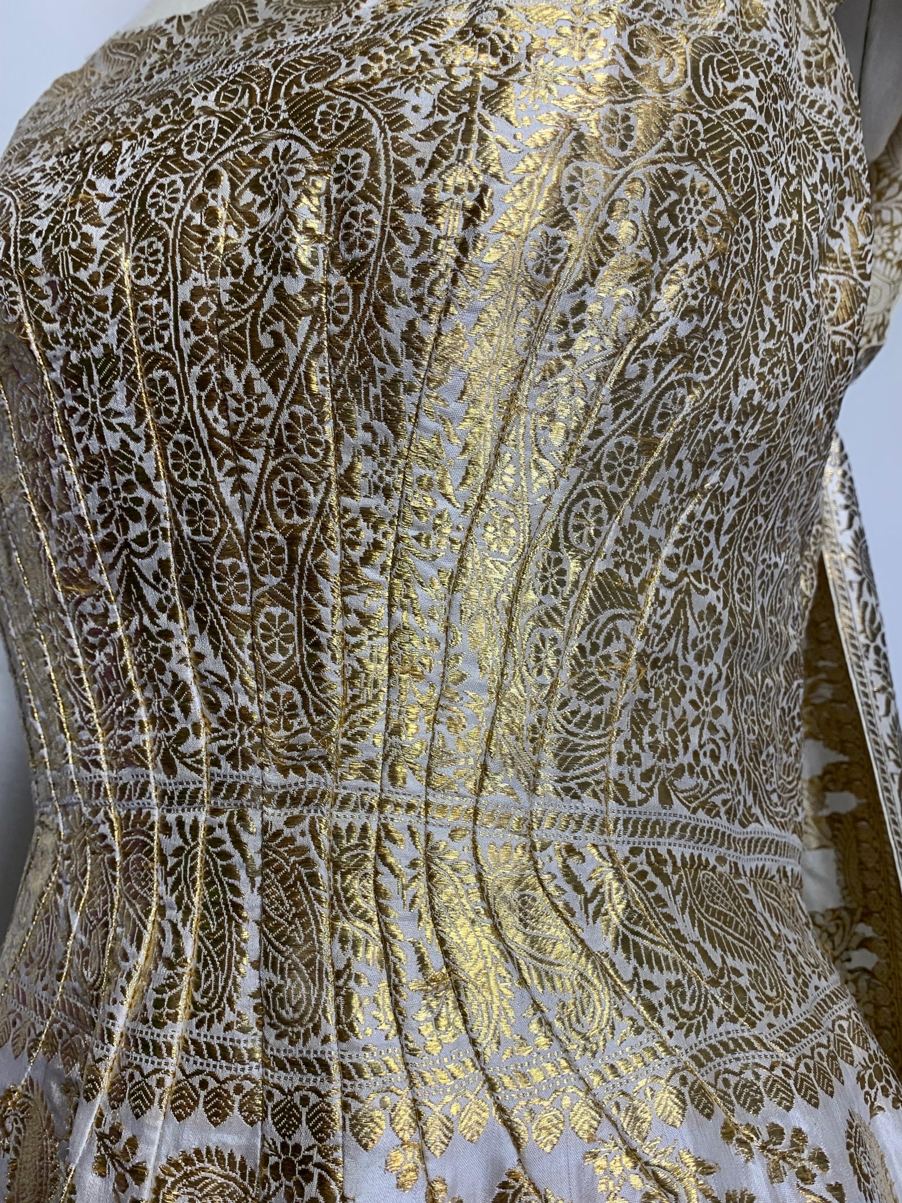 1950s Dorothy McNab Gold Lame & White Silk Sari-Inspired Gown w Waterfall Back (Robe inspirée du sari) en vente 7