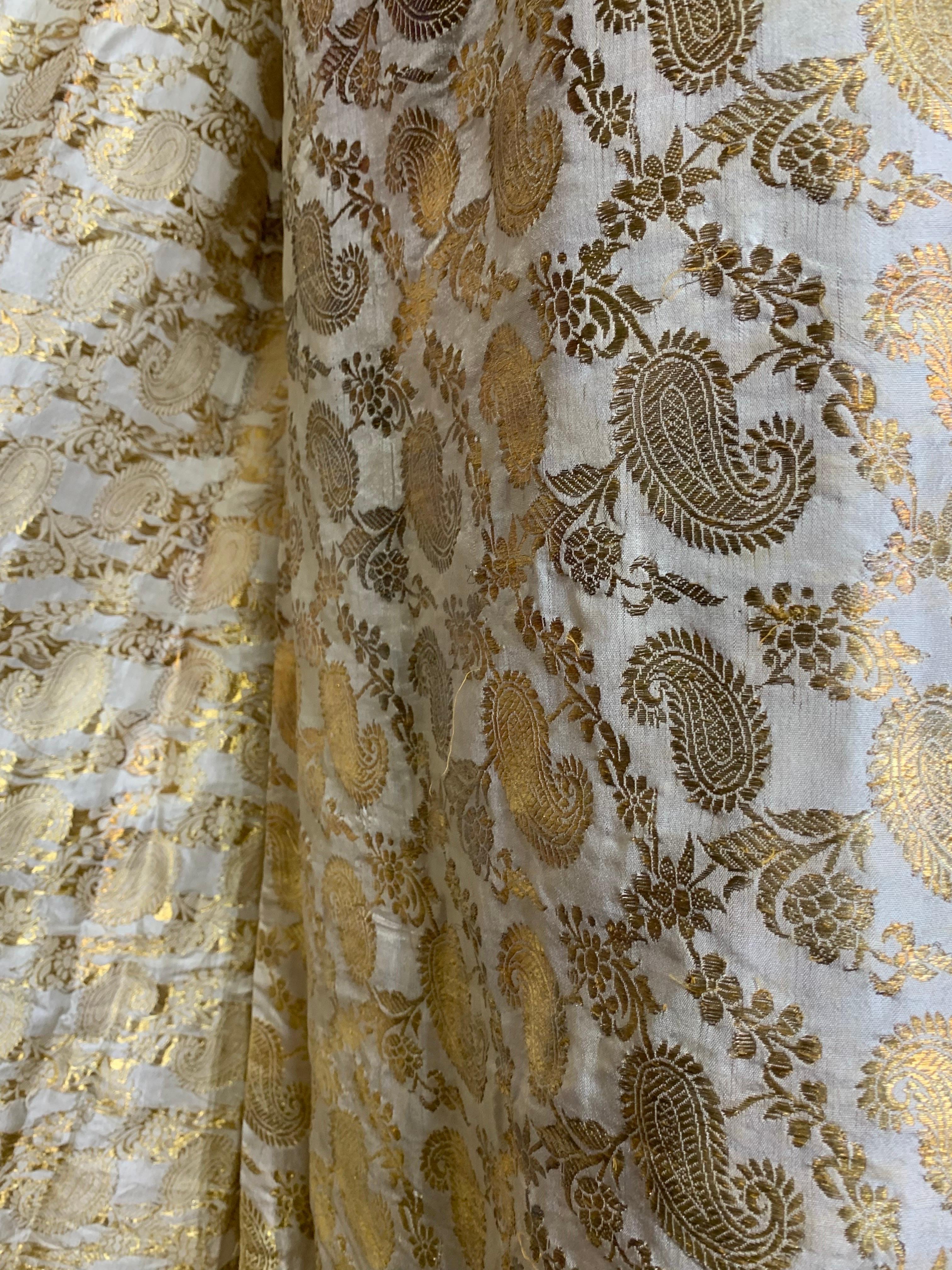 1950s Dorothy McNab Gold Lame & White Silk Sari-Inspired Gown w Waterfall Back (Robe inspirée du sari) en vente 9