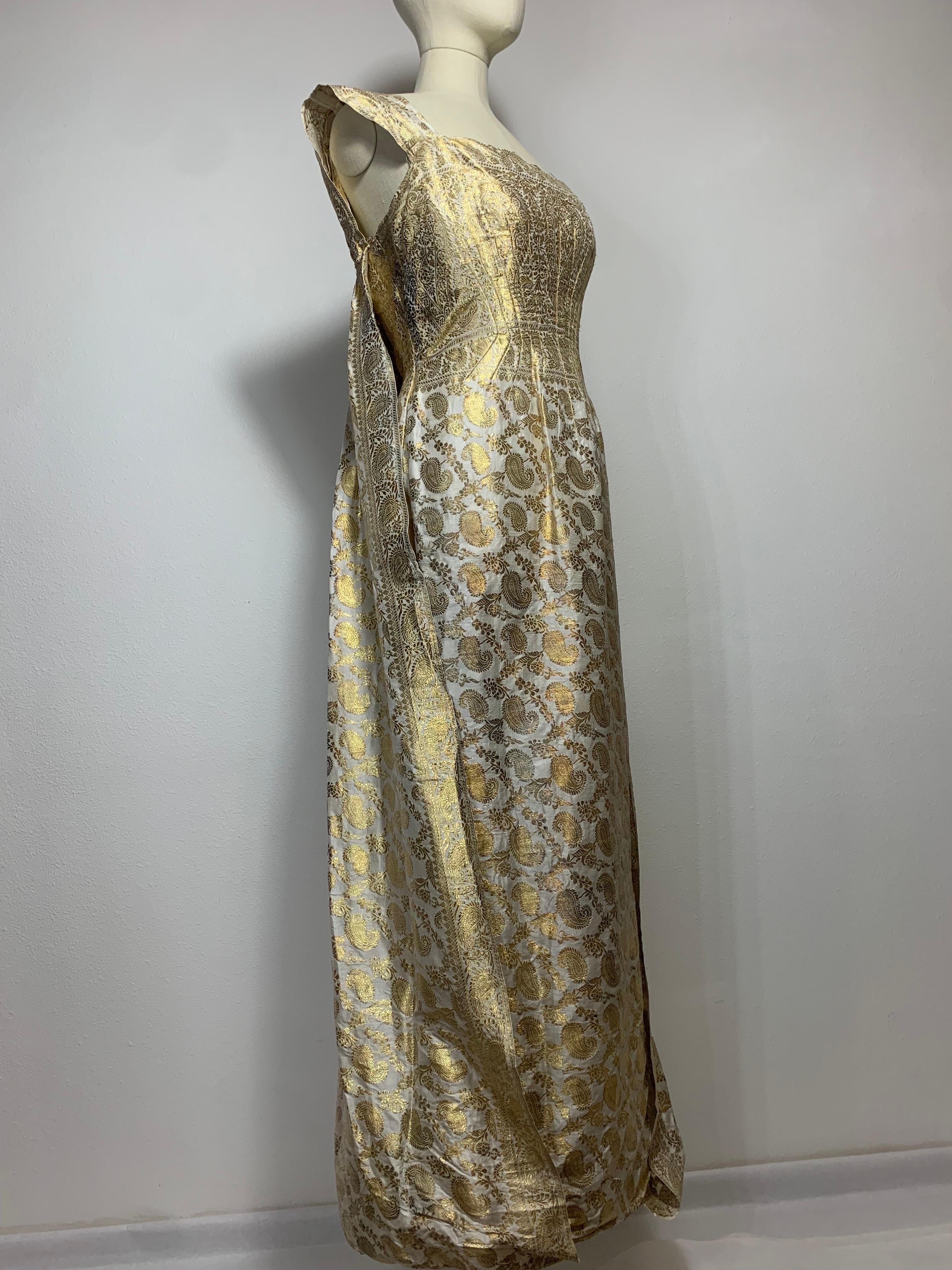 1950s Dorothy McNab Gold Lame & Weiß Seide Sari-inspirierte Kleid w Wasserfall zurück im Zustand „Hervorragend“ im Angebot in Gresham, OR