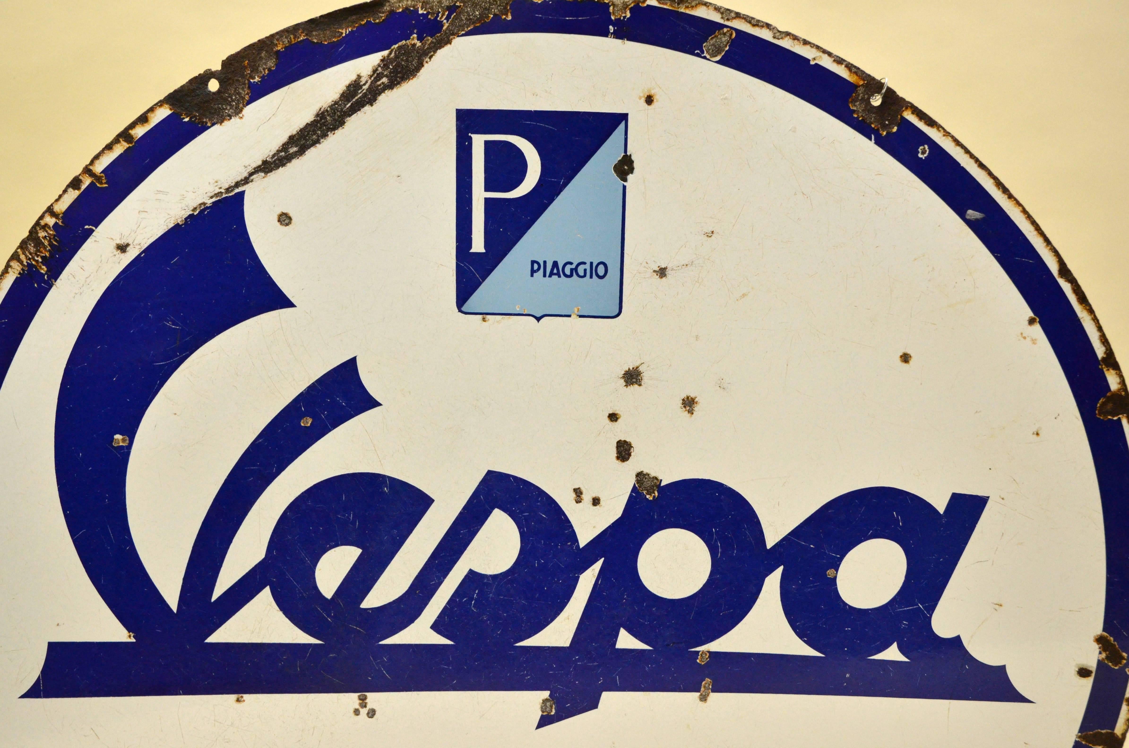 1950s Double-Sided Italian Enamel Vespa Piaggio Servizio Sign In Good Condition For Sale In Milan, IT