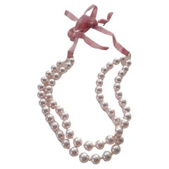 Collier de perles d'eau douce roses à deux brins des années 1950 avec fermeture en velours rose 