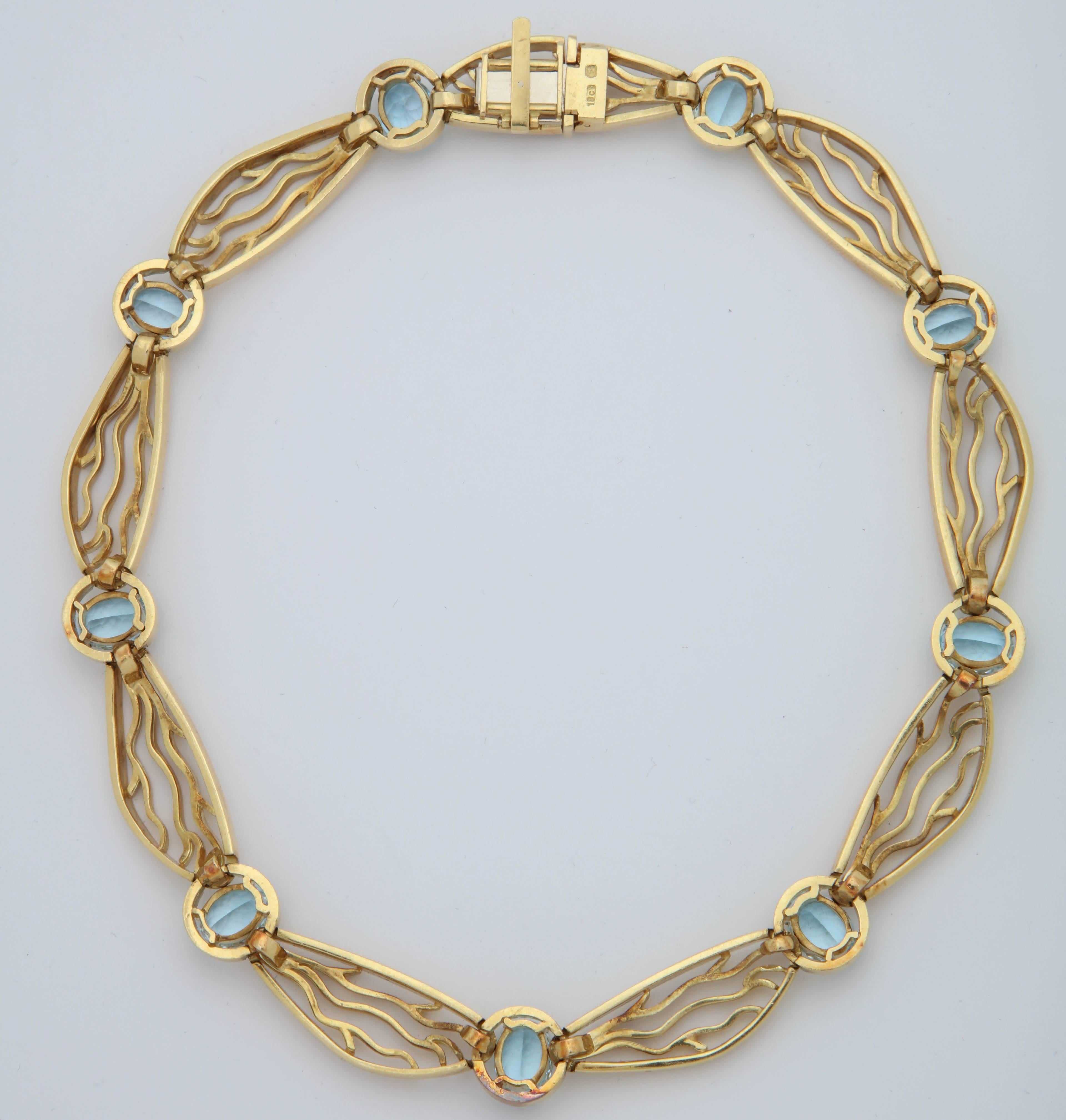 Oval Cut 1950s Dragonfly Wings Motif and Delicate Prong Set Aquamarine and Gold Necklace