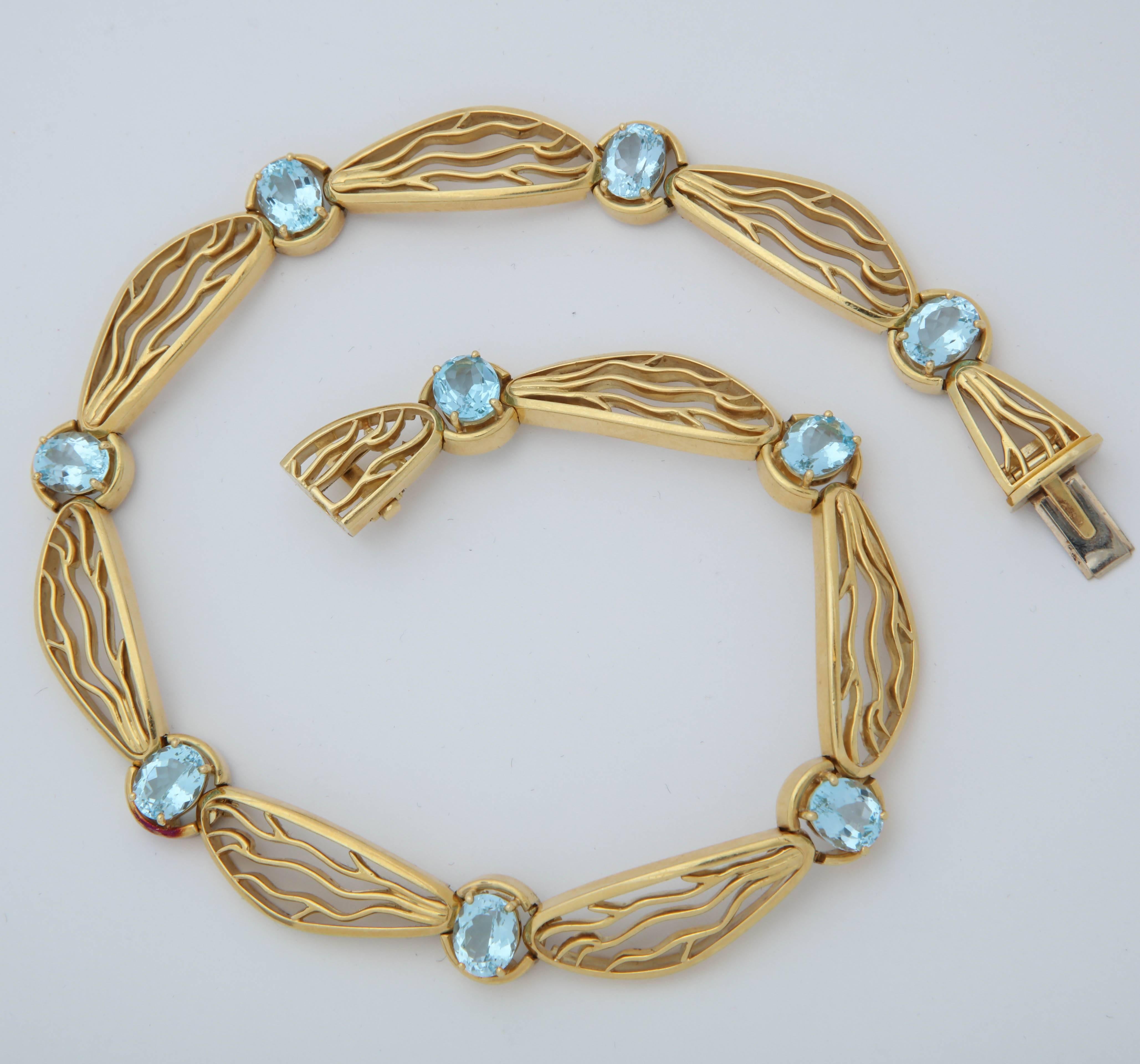 1950s Dragonfly Wings Motif and Delicate Prong Set Aquamarine and Gold Necklace In Good Condition In New York, NY