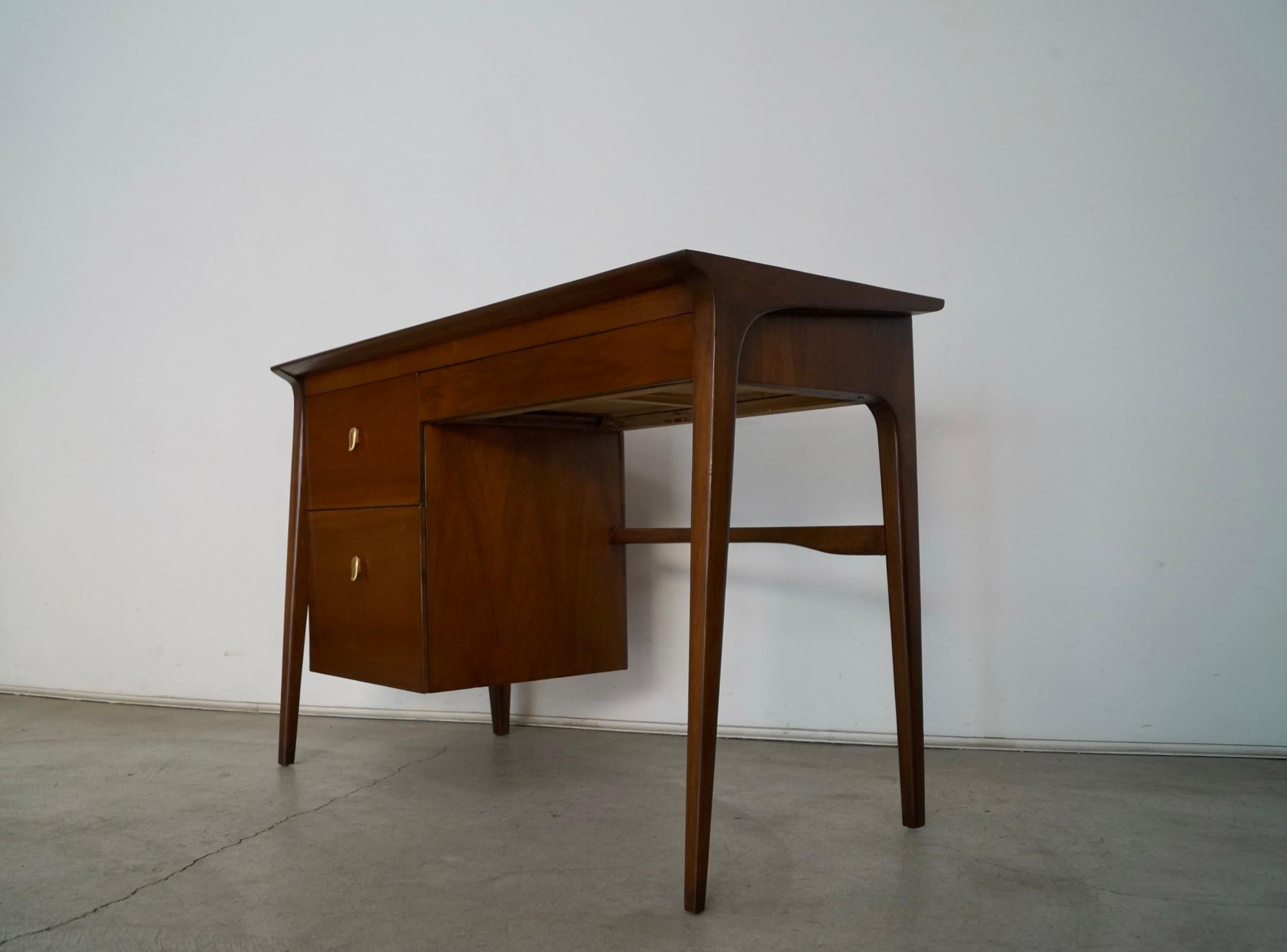 Américain Bureau à profil Drexel des années 1950 par John Van Koert