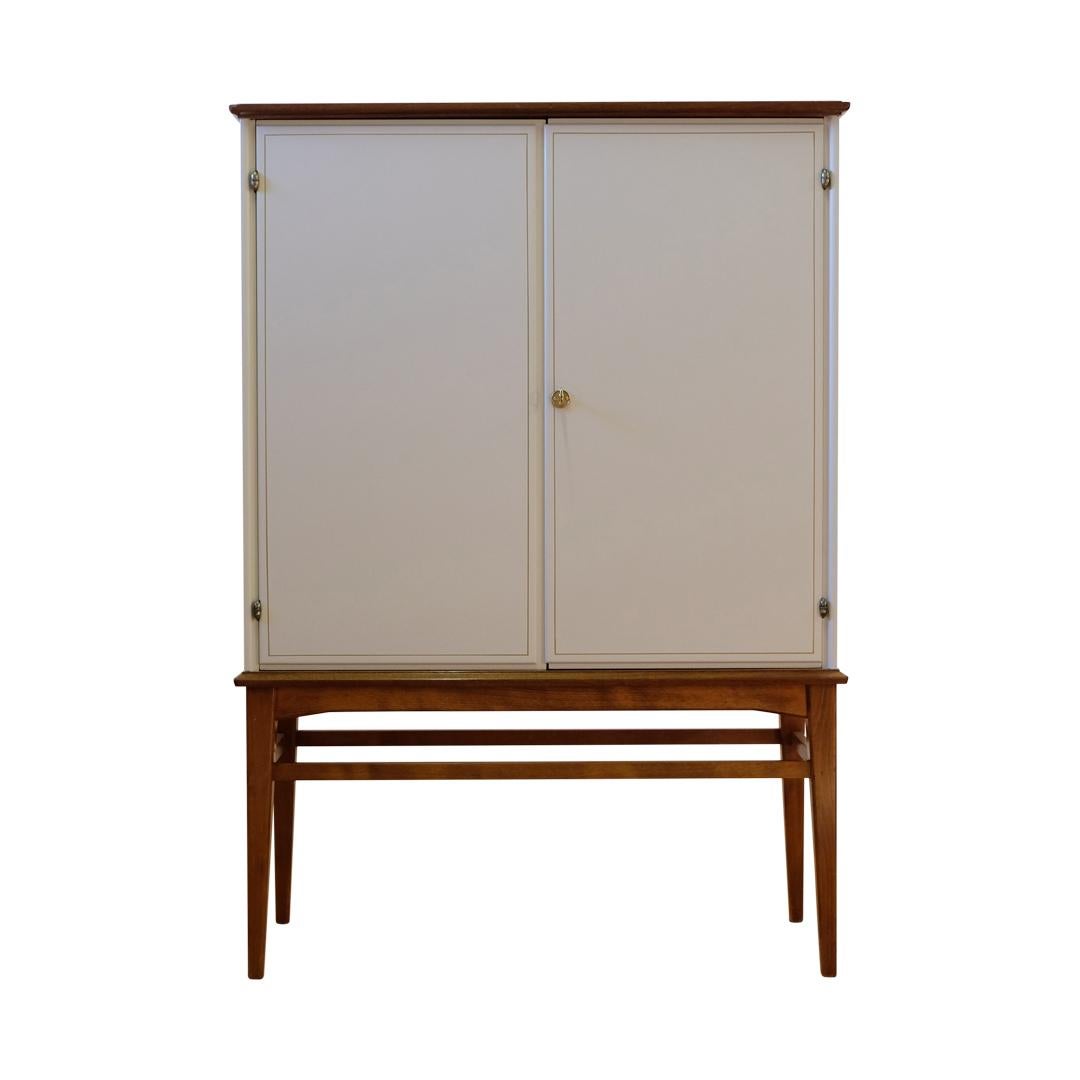 A 1950's drinks cabinet with original internal glass, stands, mirror and drawers. Renovated to the highest standard with a new exterior finish.  

Width: 83cm / 32.6
