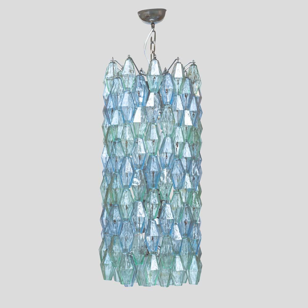Un vintage grande  tambor cilíndrico  araña de Poliedri con forma. Componentes de vidrio Poliedri de color verde pálido, azul y transparente sobre una estructura de metal lacado en plata diseñada por Carlo Scarpa  para Venini a mediados de los años