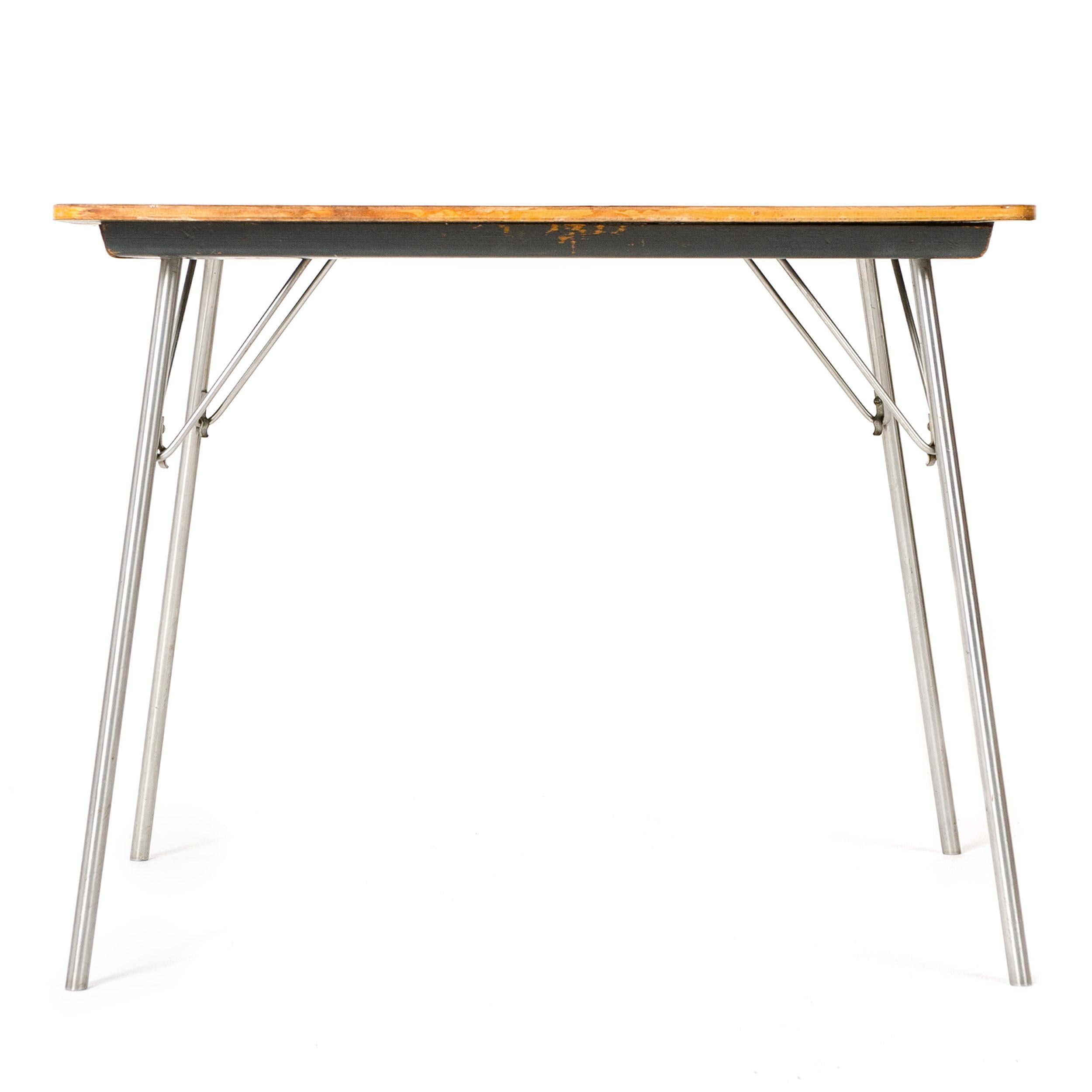 Table d'appoint Eames for Herman Miller IT avec pieds pliants en acier chromé, verrouillables, convenant à des utilisations telles que repas léger, table à cartes, ordinateur ou autre usage auxiliaire dans un cadre résidentiel ou commercial.