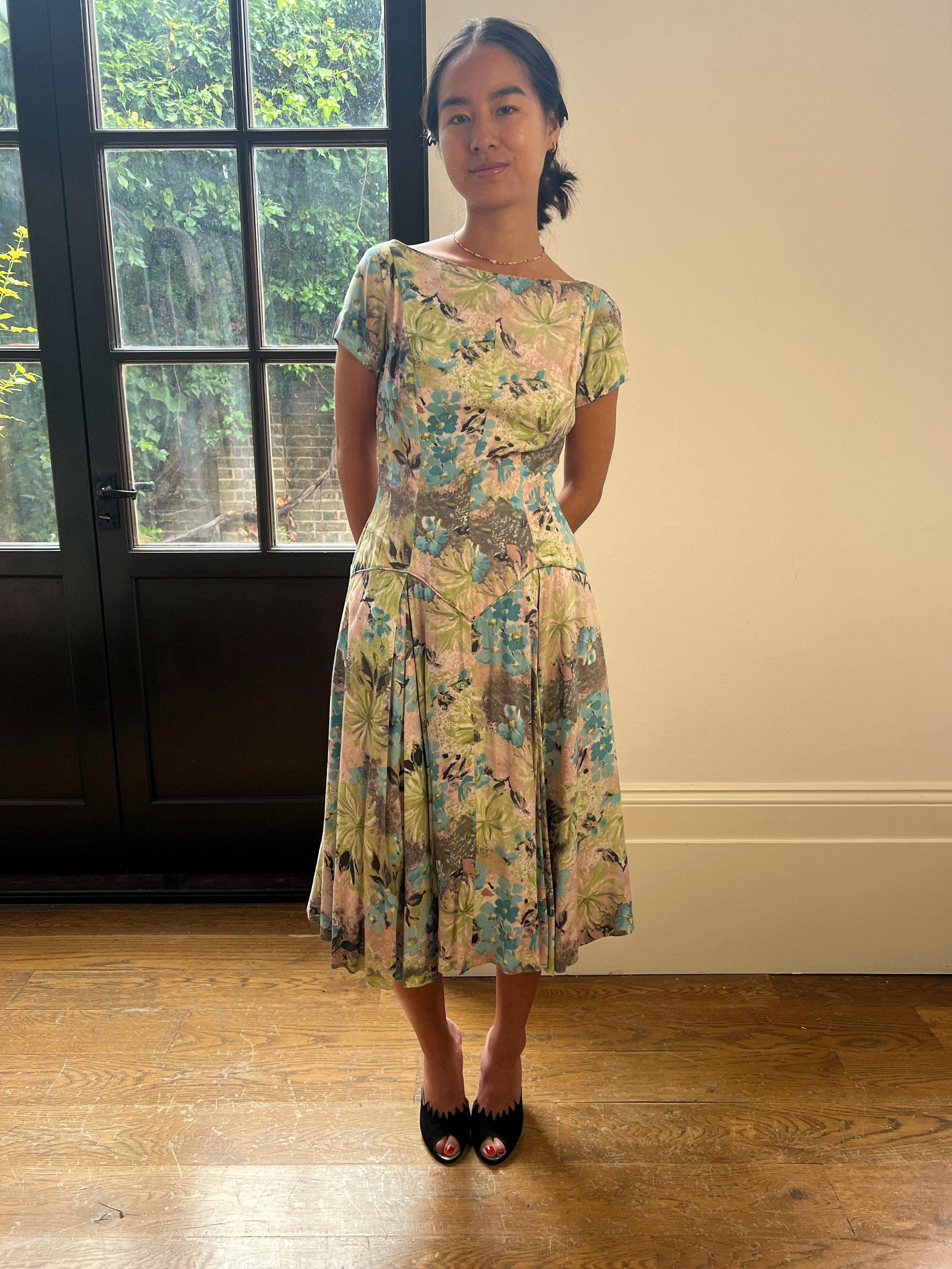 1950s Du-Rite Floral Cotton Dress With Dropped Waist In Excellent Condition For Sale In London, GB