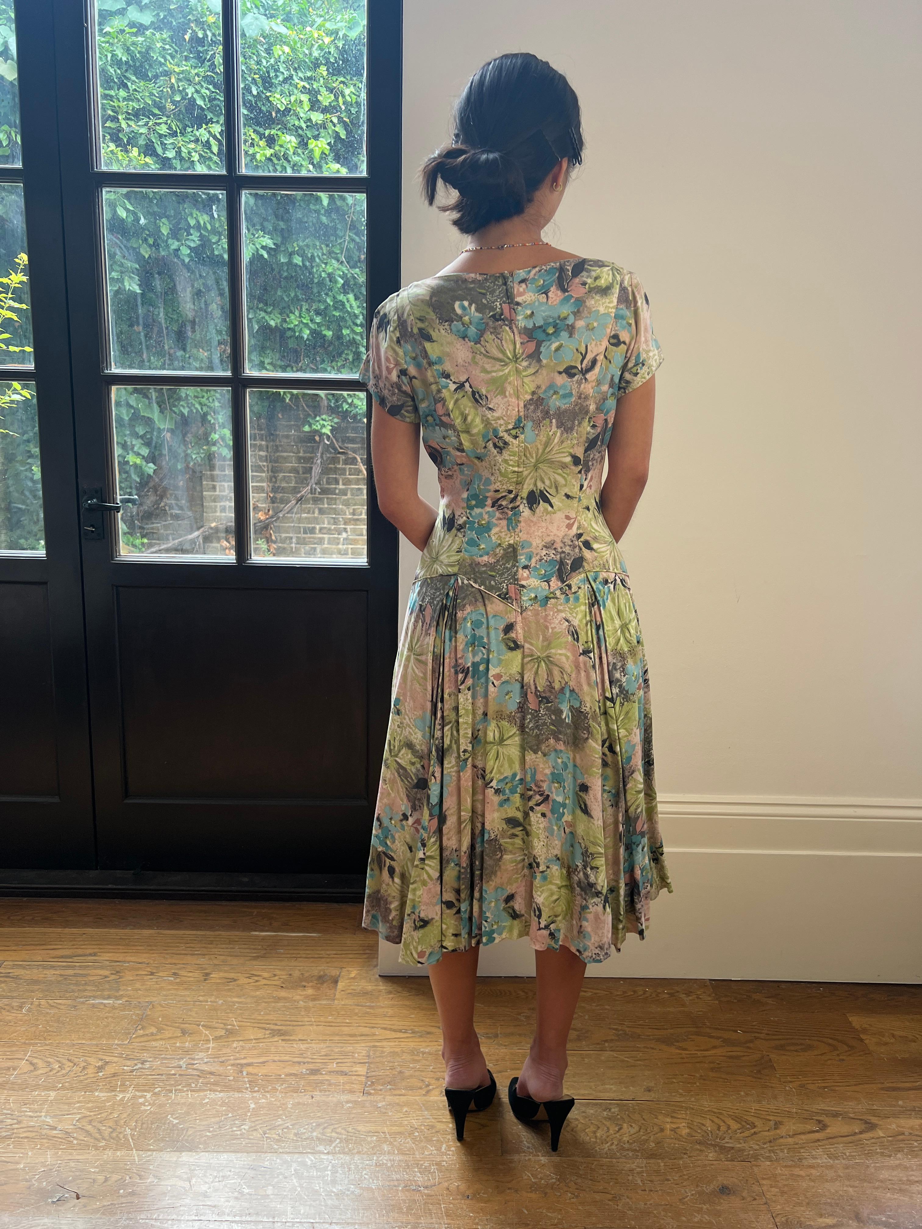 Women's 1950s Du-Rite Floral Cotton Dress With Dropped Waist For Sale