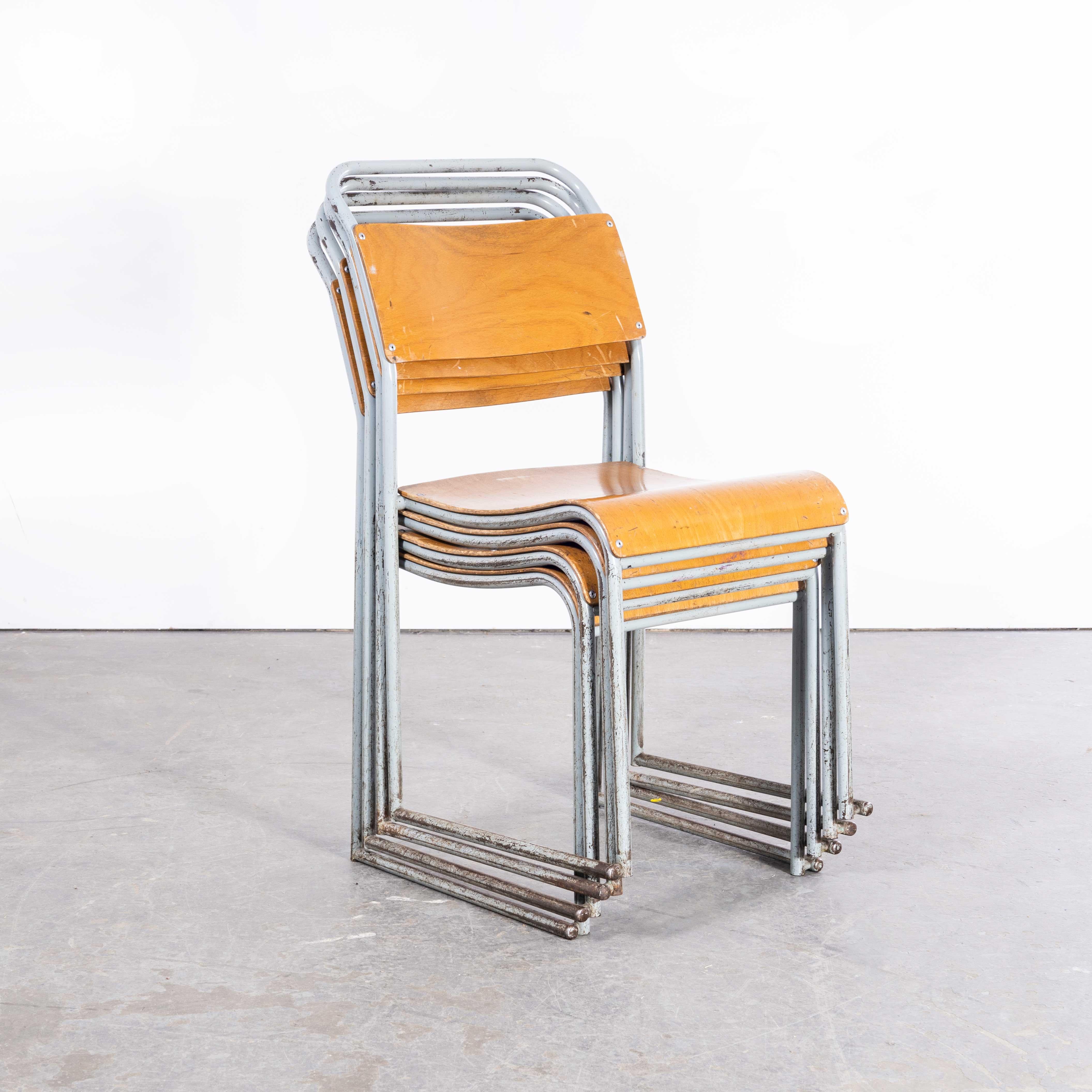 Juego de cuatro sillas de comedor de metal tubular gris de los años 50 en venta 4