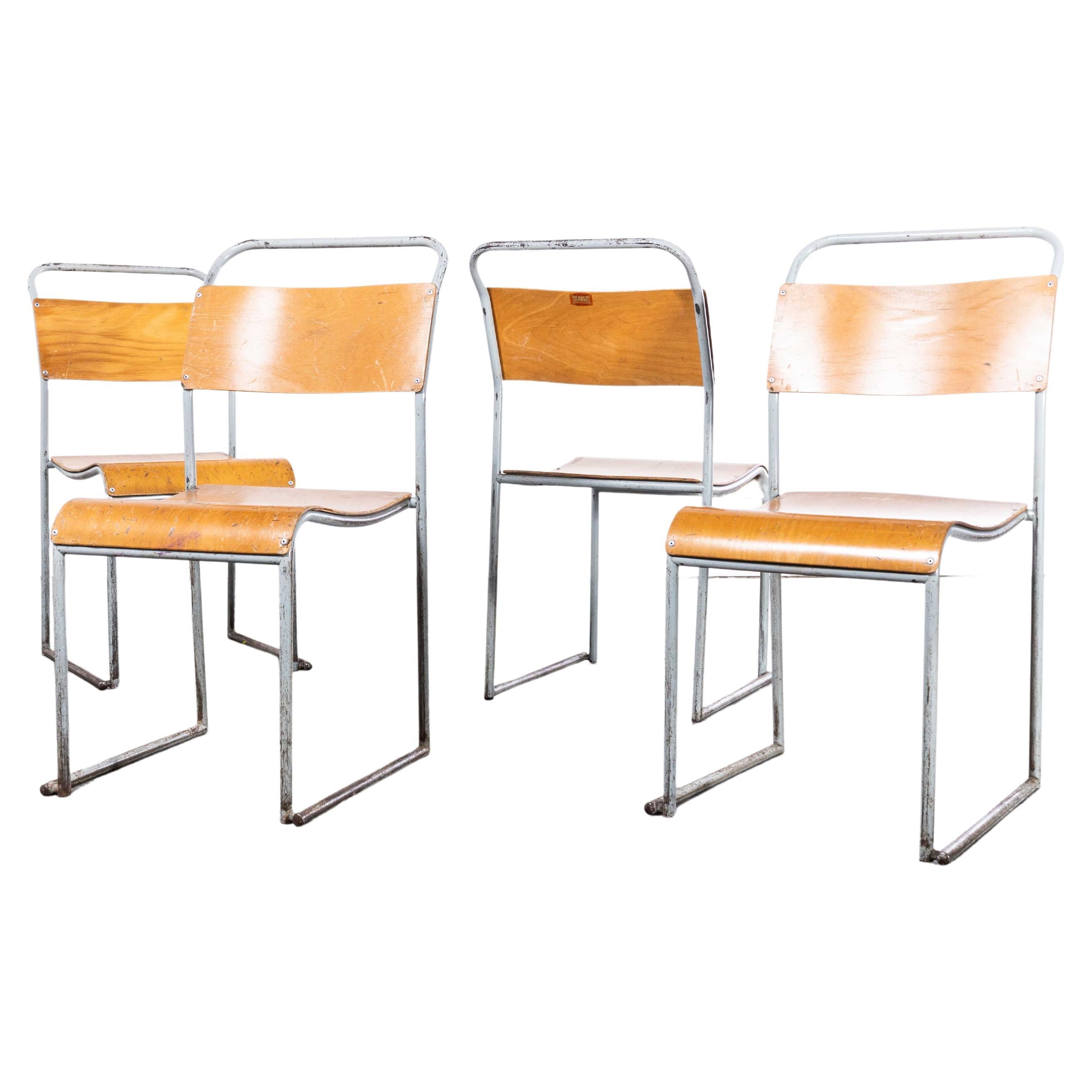 Juego de cuatro sillas de comedor de metal tubular gris de los años 50 en venta