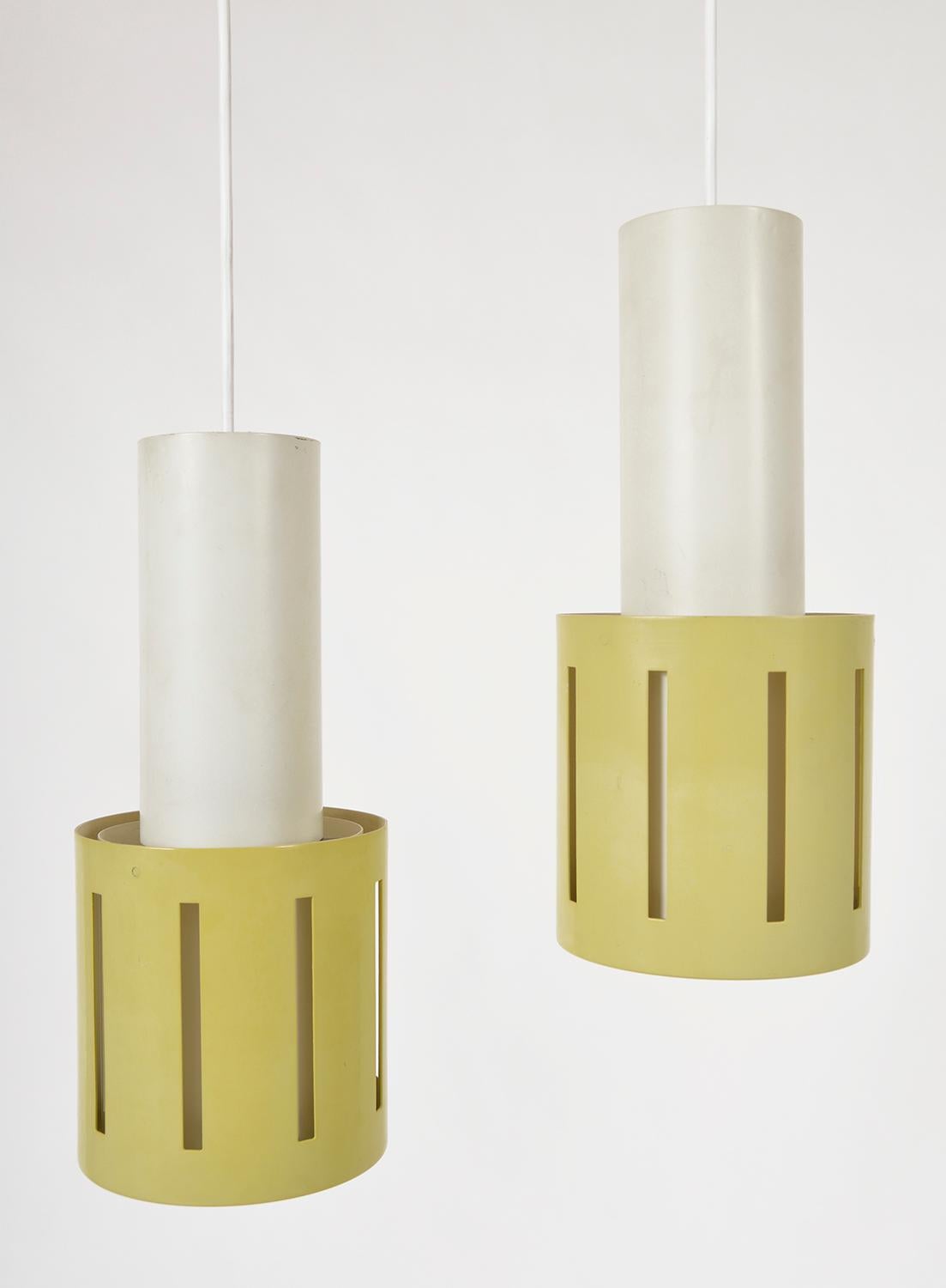 1950er Jahre Niederländisch Paar Gelbe Handgranaten Pendelleuchten Philips / Alvar Aalto Stil (Moderne der Mitte des Jahrhunderts) im Angebot
