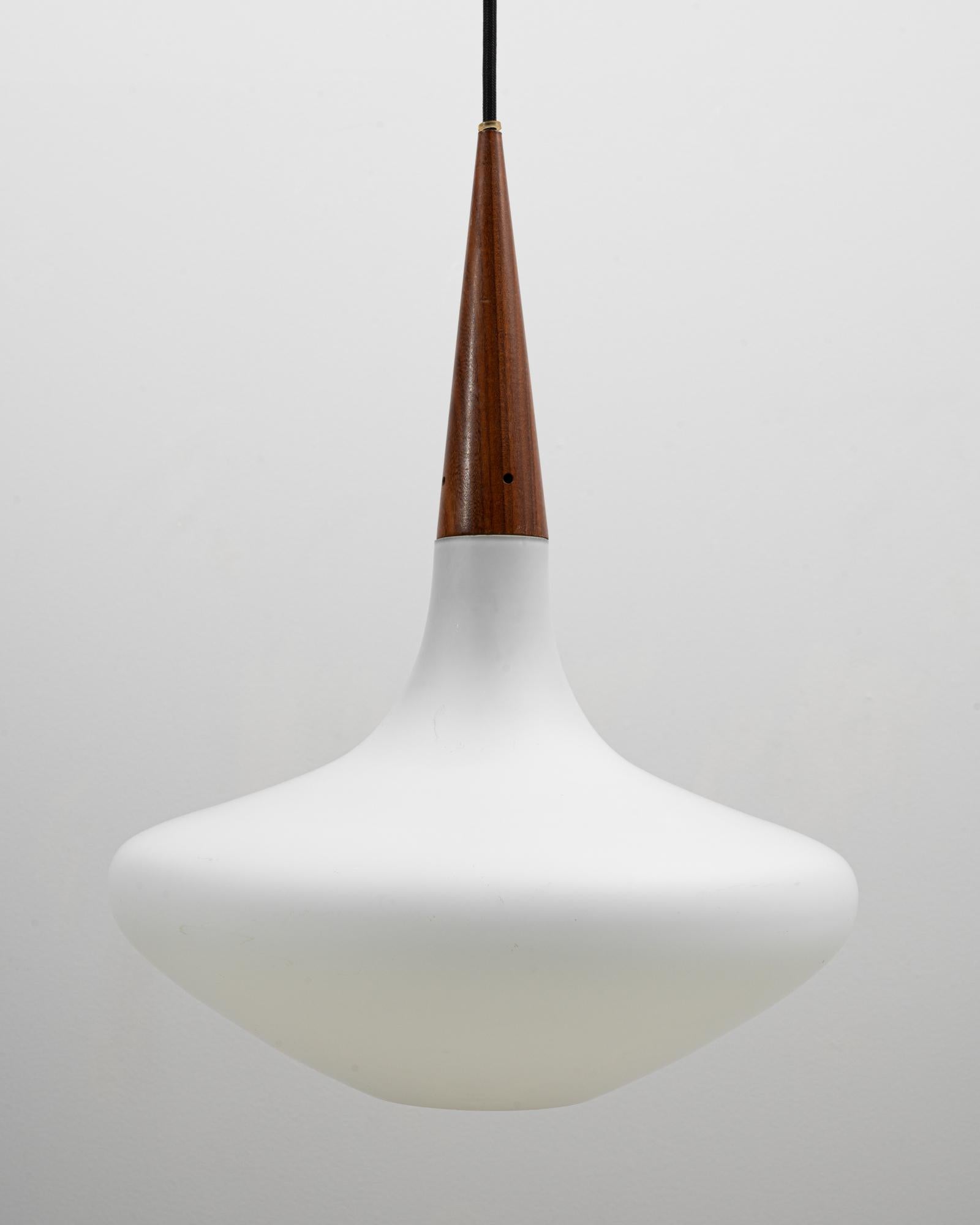 Lampada a sospensione olandese degli anni '50 in Wood Philips e vetro opalino di Louis Kalff in vendita 4