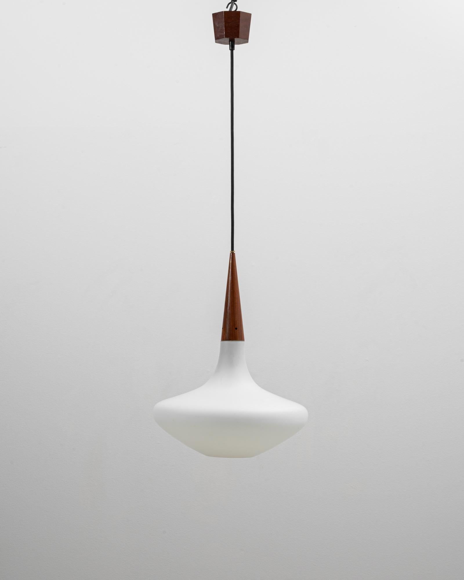 Una lampada a sospensione Philips olandese degli anni '50 disegnata da Louis Kalff, che mostra l'elegante semplicità e il linguaggio di design lungimirante che hanno definito il suo lavoro di metà secolo. L'apparecchio è dotato di un paralume