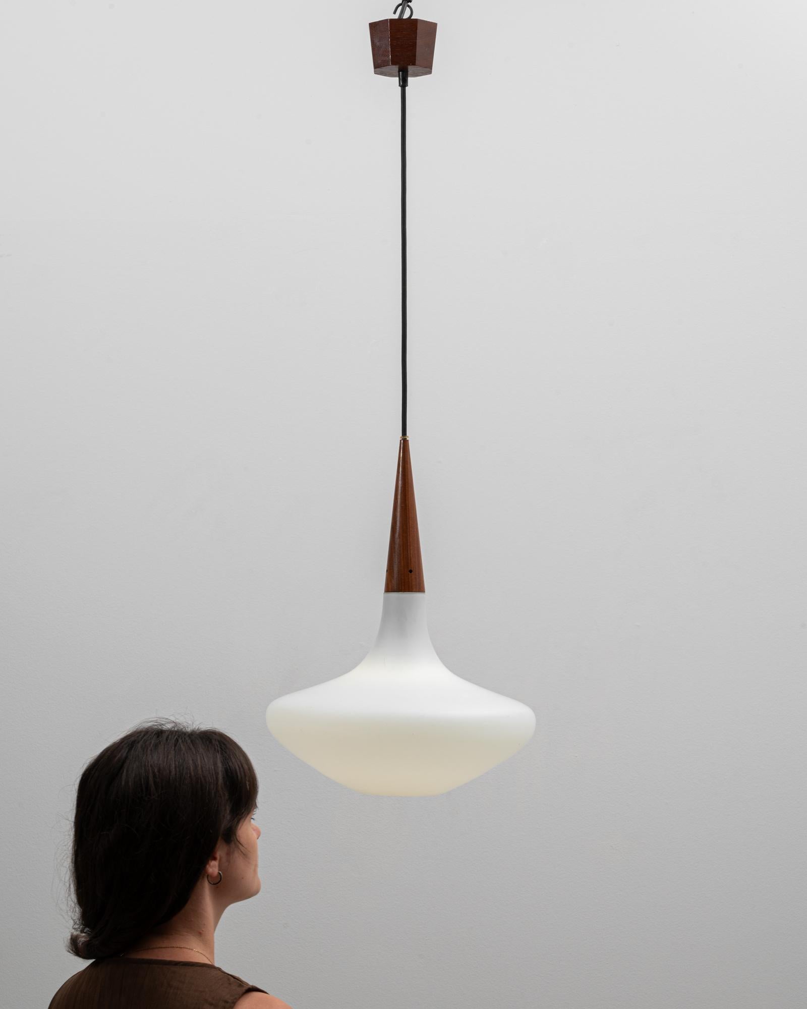 Lampada a sospensione olandese degli anni '50 in Wood Philips e vetro opalino di Louis Kalff In condizioni buone in vendita a High Point, NC