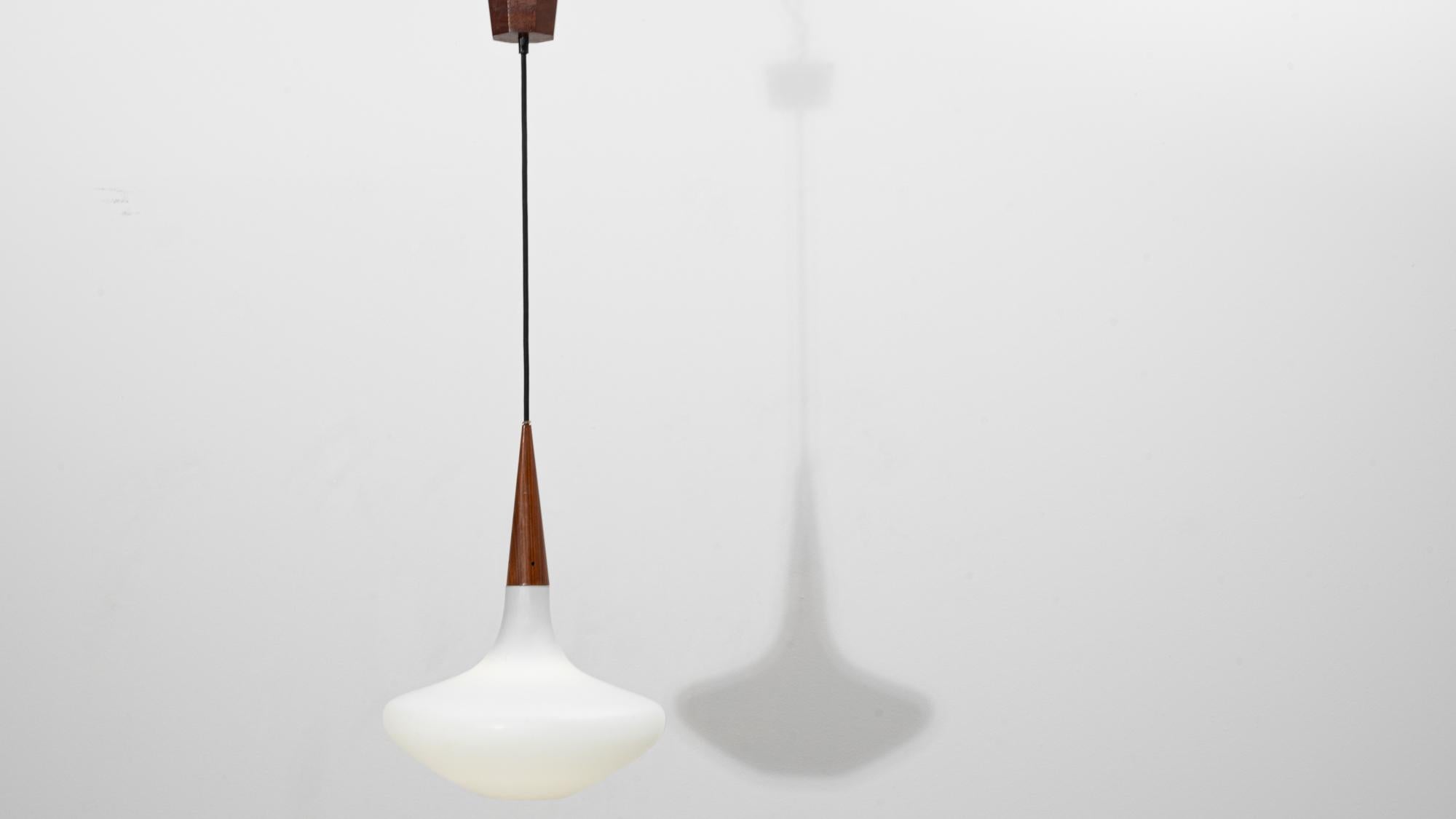 Vetro opalino Lampada a sospensione olandese degli anni '50 in Wood Philips e vetro opalino di Louis Kalff in vendita