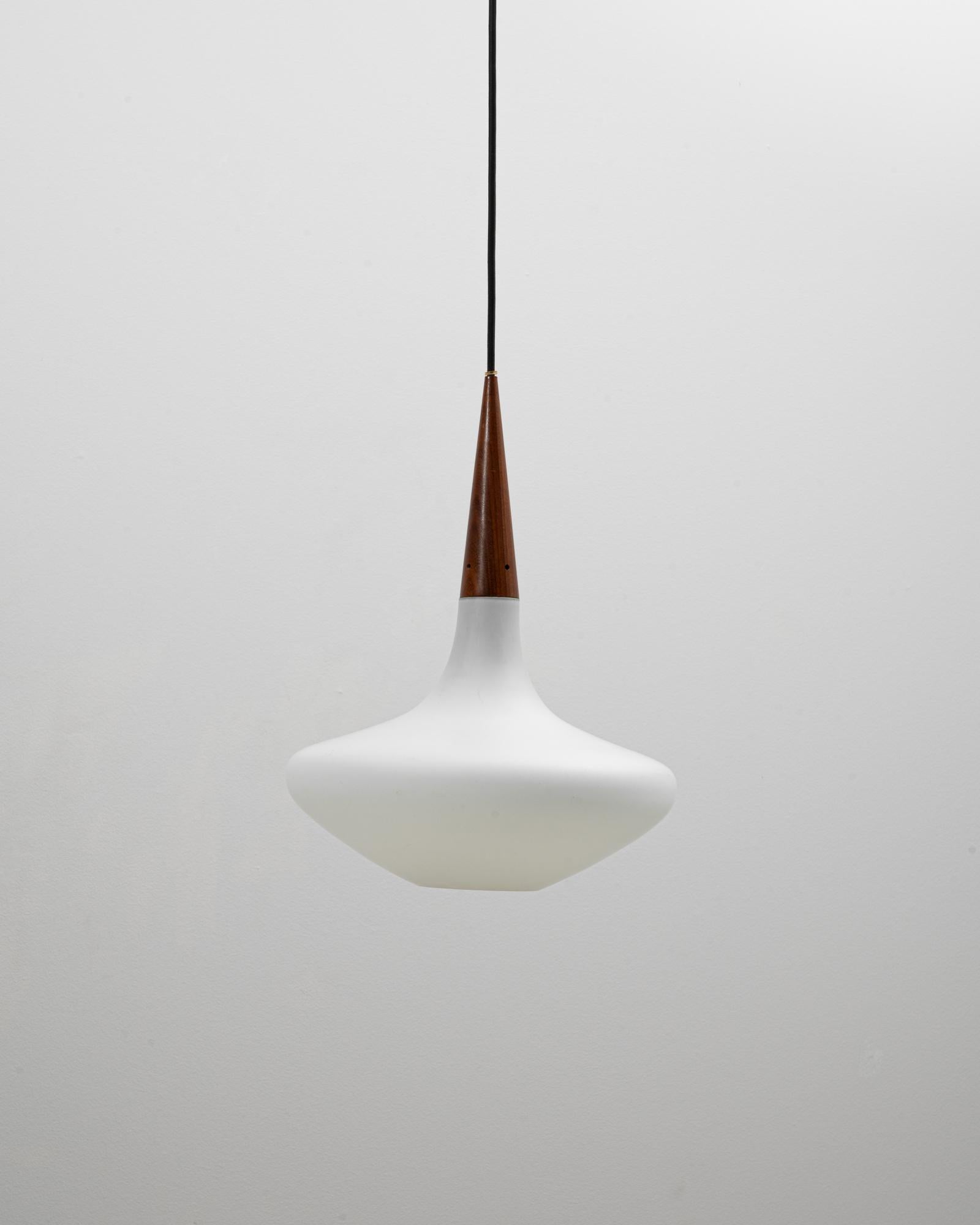 Lampada a sospensione olandese degli anni '50 in Wood Philips e vetro opalino di Louis Kalff in vendita 1