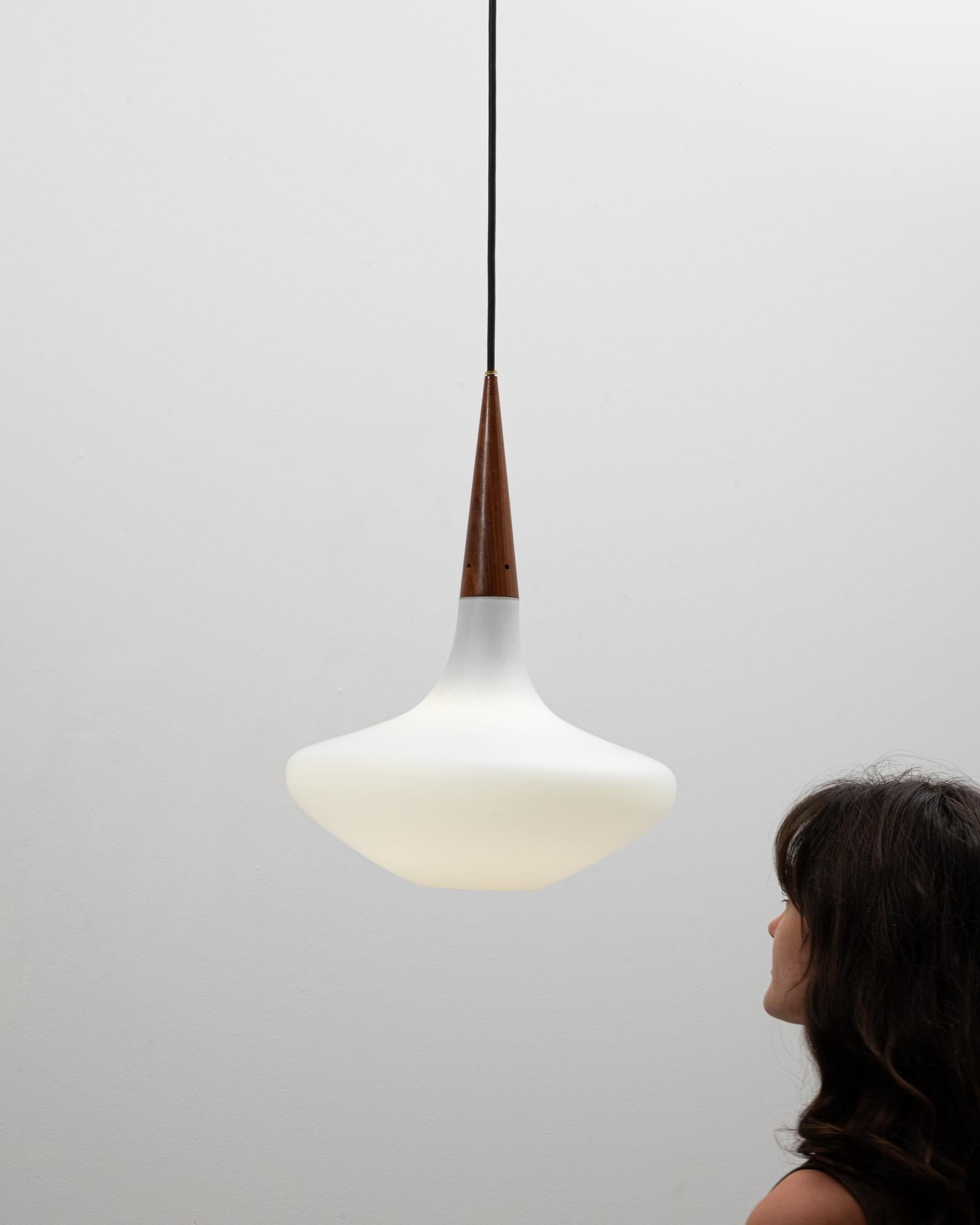 Lampada a sospensione olandese degli anni '50 in Wood Philips e vetro opalino di Louis Kalff in vendita 3