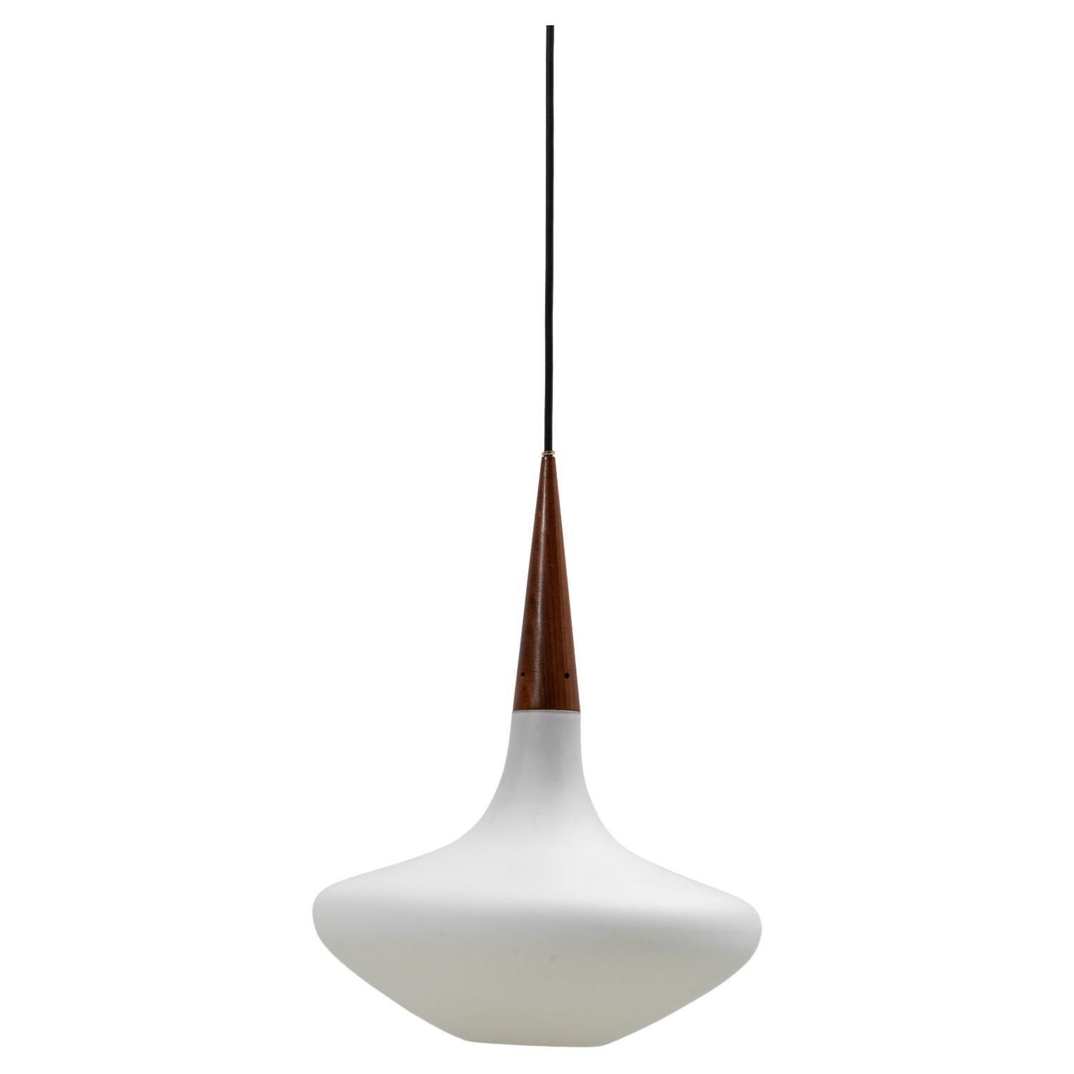 Lampada a sospensione olandese degli anni 
50 in Wood Philips e vetro opalino di Louis Kalff