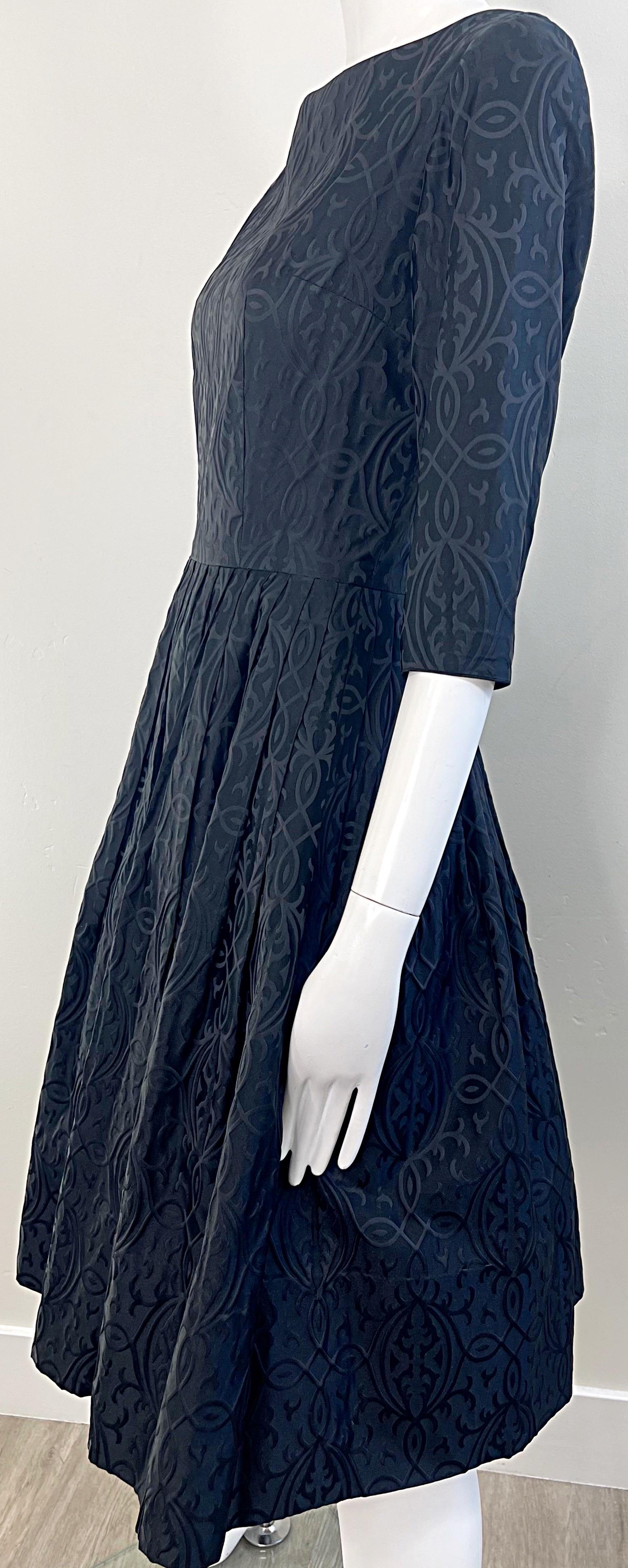 1950s Dinastía de seda negro Fit n 'Flare mangas 3/4 Vintage 50s Vestido Scribe Imprimir en venta 5
