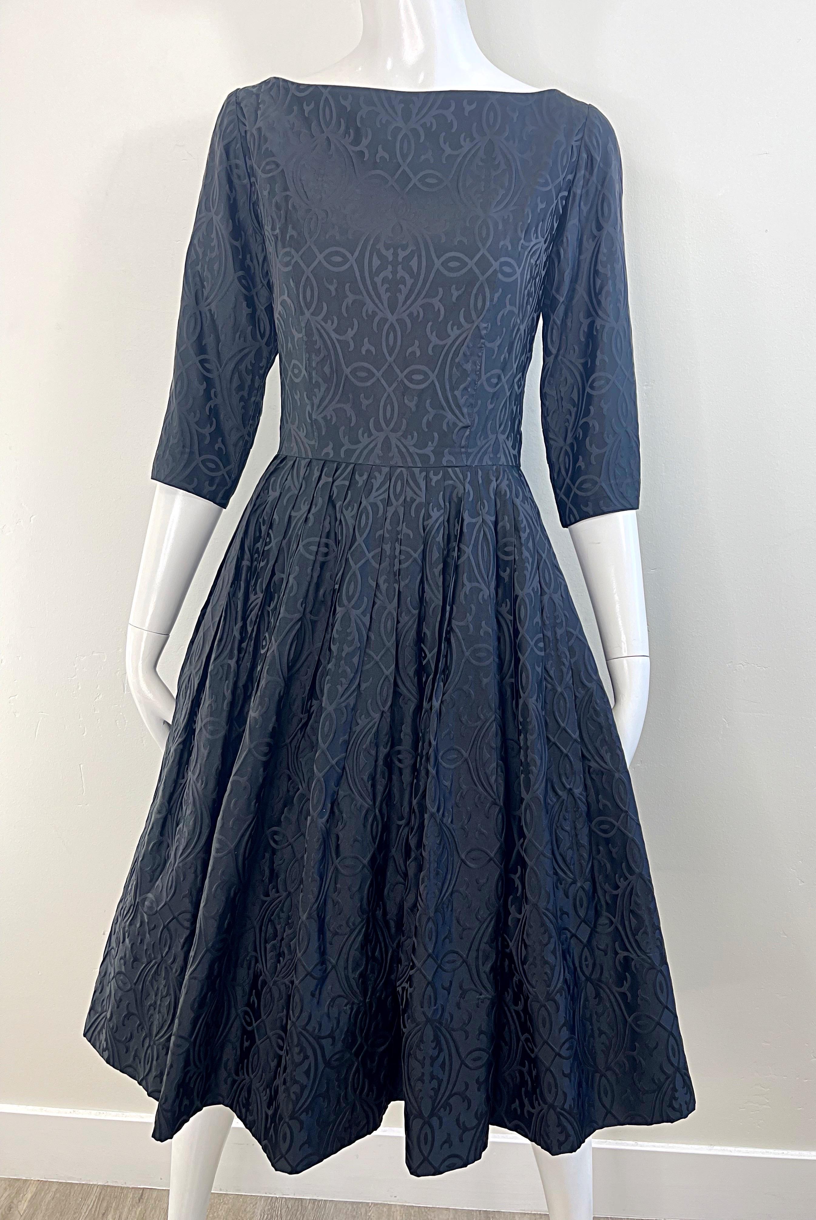 1950s Dinastía de seda negro Fit n 'Flare mangas 3/4 Vintage 50s Vestido Scribe Imprimir en venta 6