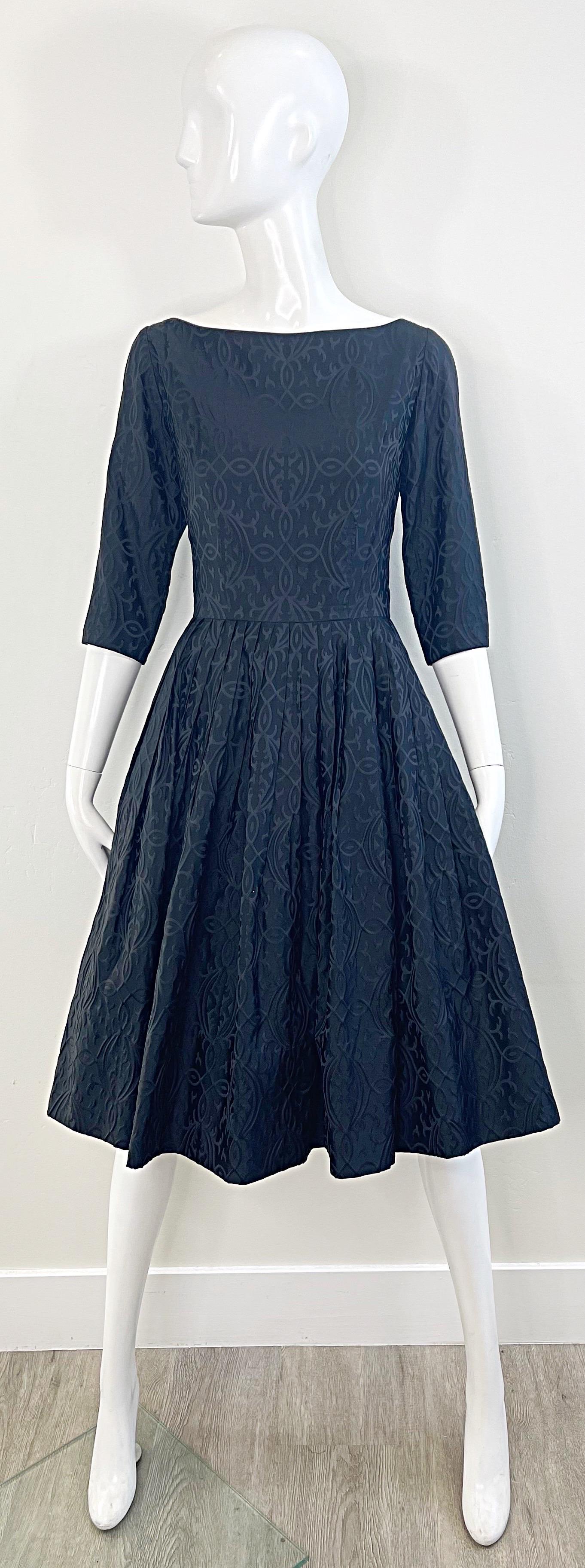 1950s Dinastía de seda negro Fit n 'Flare mangas 3/4 Vintage 50s Vestido Scribe Imprimir en venta 9