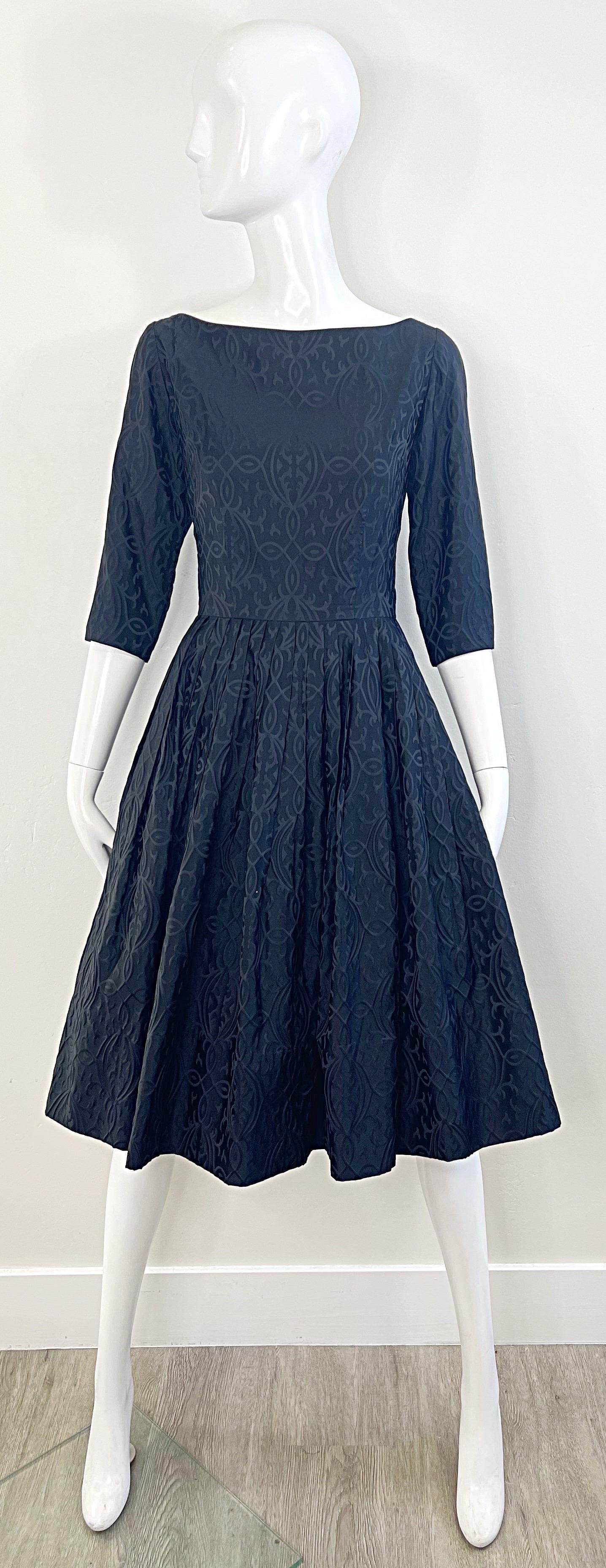 1950s Dinastía de seda negro Fit n 'Flare mangas 3/4 Vintage 50s Vestido Scribe Imprimir Negro en venta