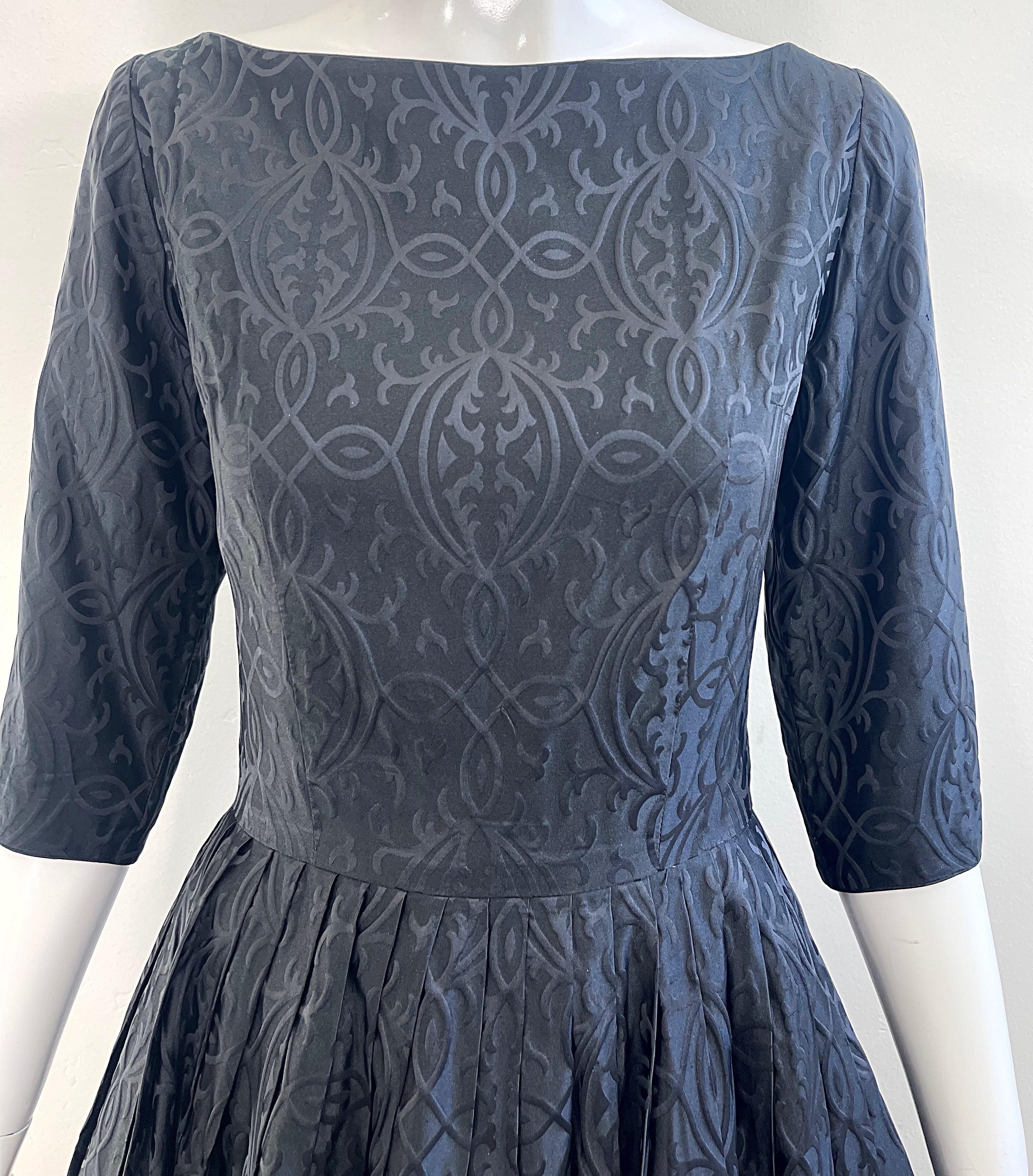 De las mujeres 1950s Dinastía de seda negro Fit n 'Flare mangas 3/4 Vintage 50s Vestido Scribe Imprimir en venta