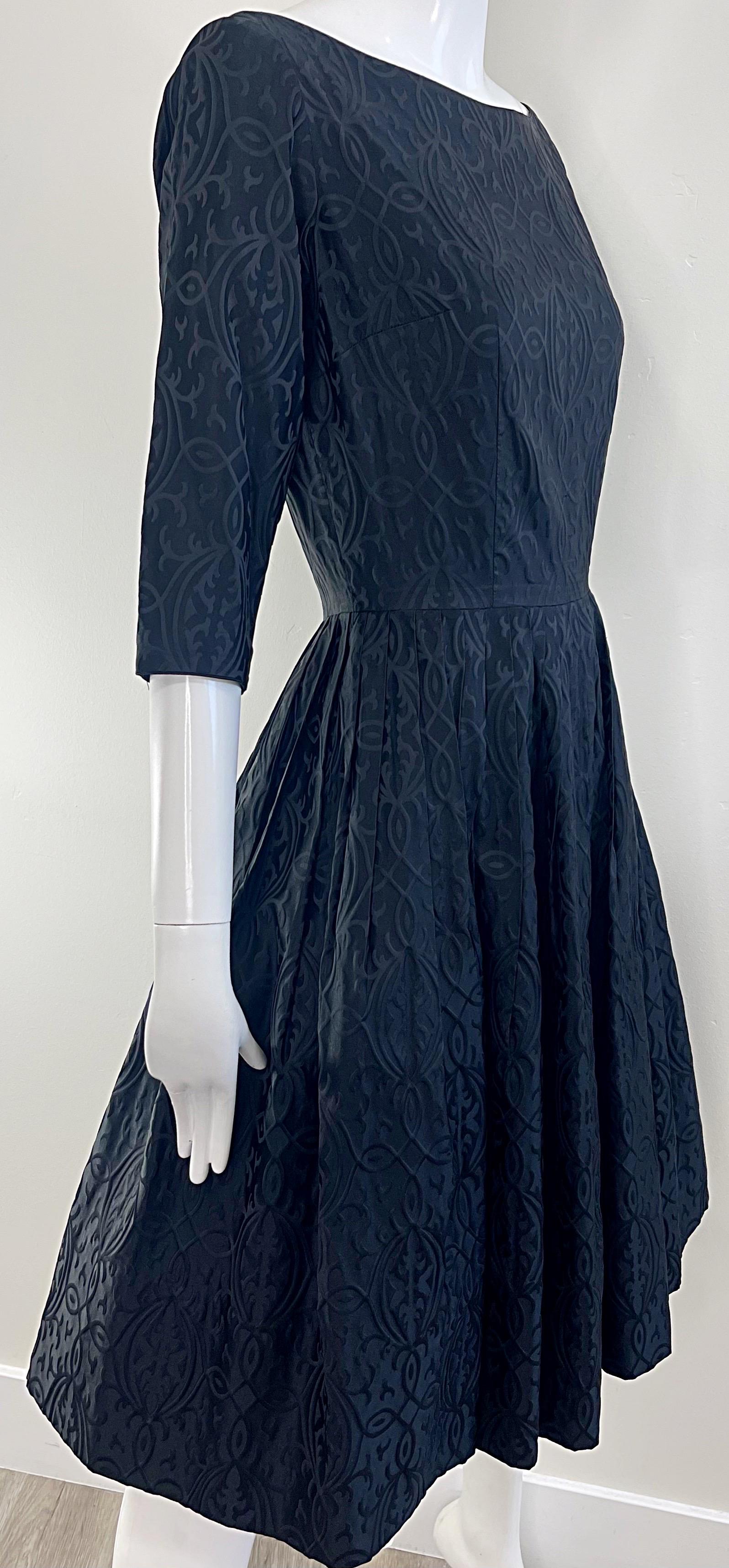 1950s Dinastía de seda negro Fit n 'Flare mangas 3/4 Vintage 50s Vestido Scribe Imprimir en venta 2