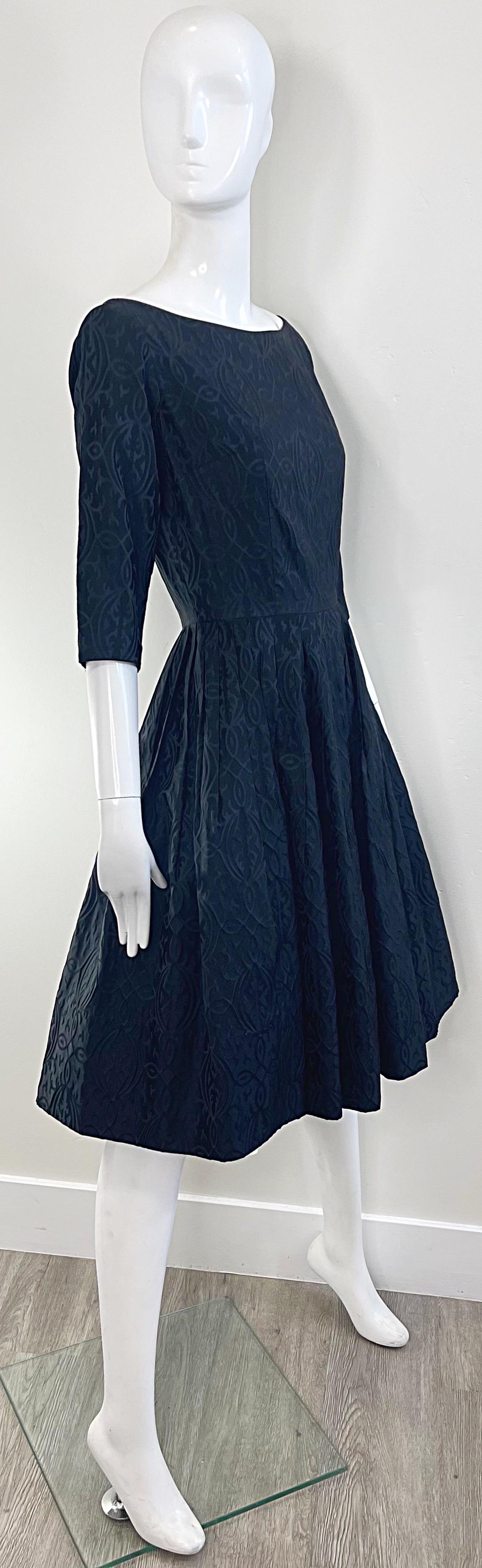 1950s Dinastía de seda negro Fit n 'Flare mangas 3/4 Vintage 50s Vestido Scribe Imprimir en venta 4