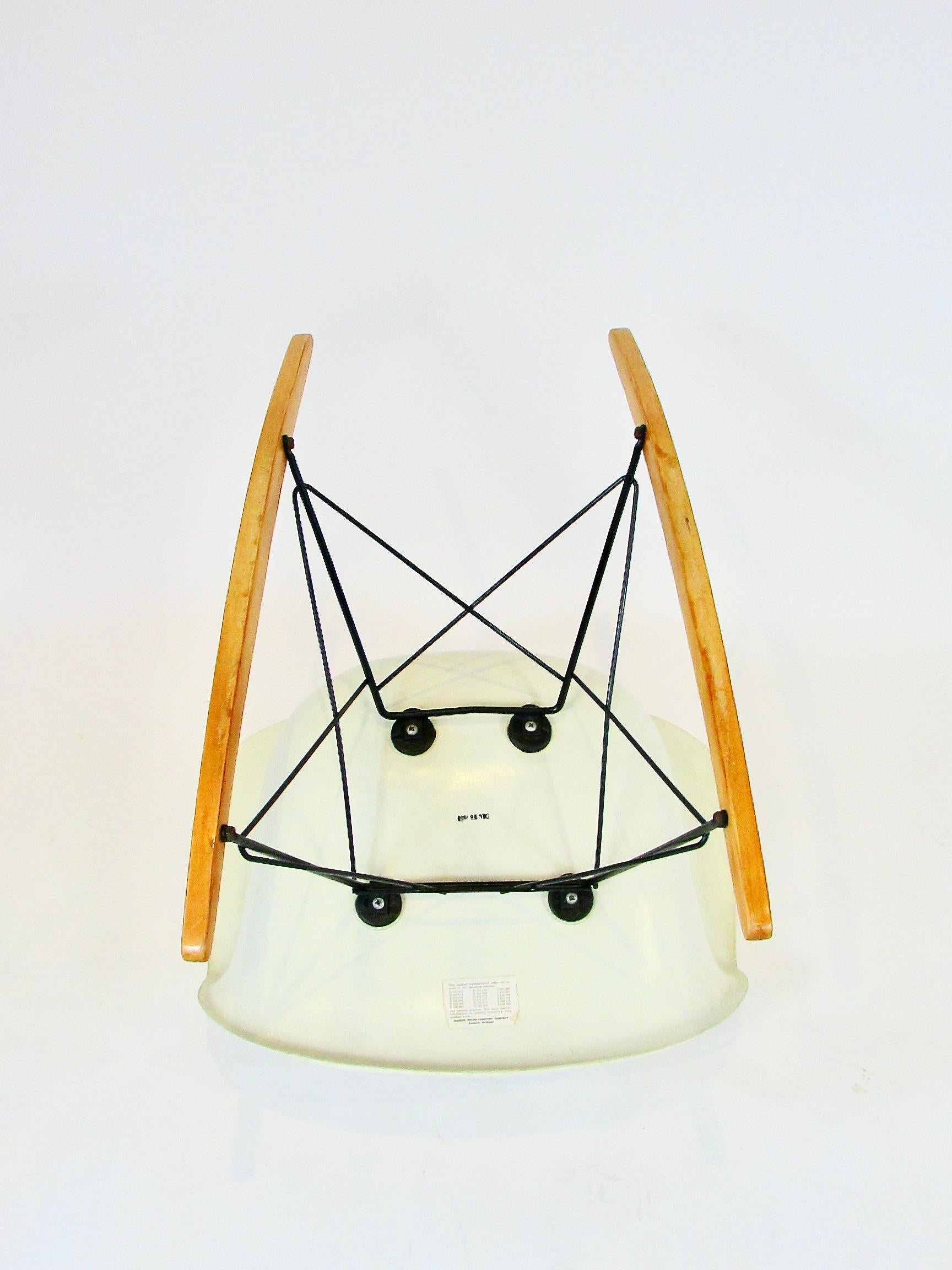 1950s Eames for Herman Miller Fiberglass Ivory Parchment Shell RAR Rocking Chair For Sale 2
